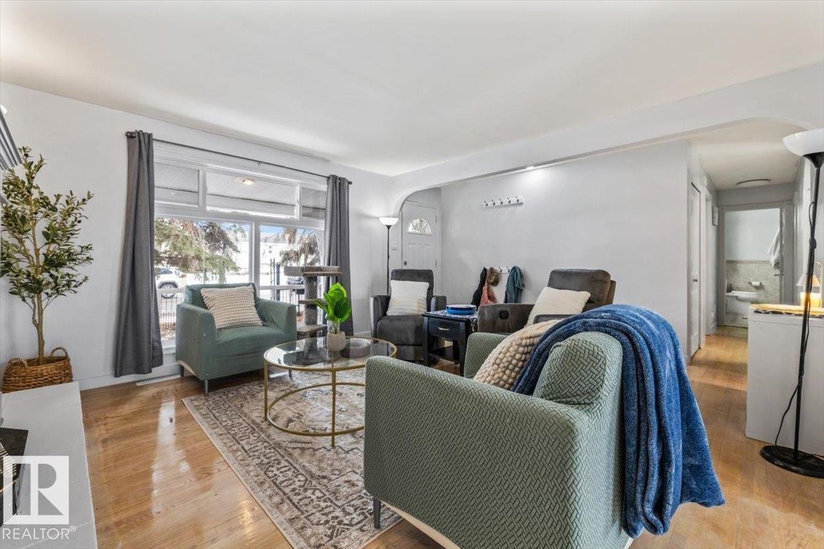 9304 128A Avenue, Edmonton, AB - Indoor Photo Showing Living Room