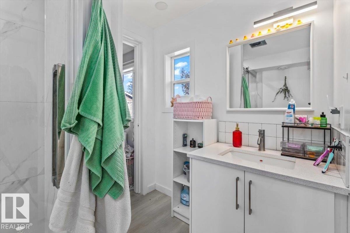 9304 128A Avenue, Edmonton, AB - Indoor Photo Showing Bathroom