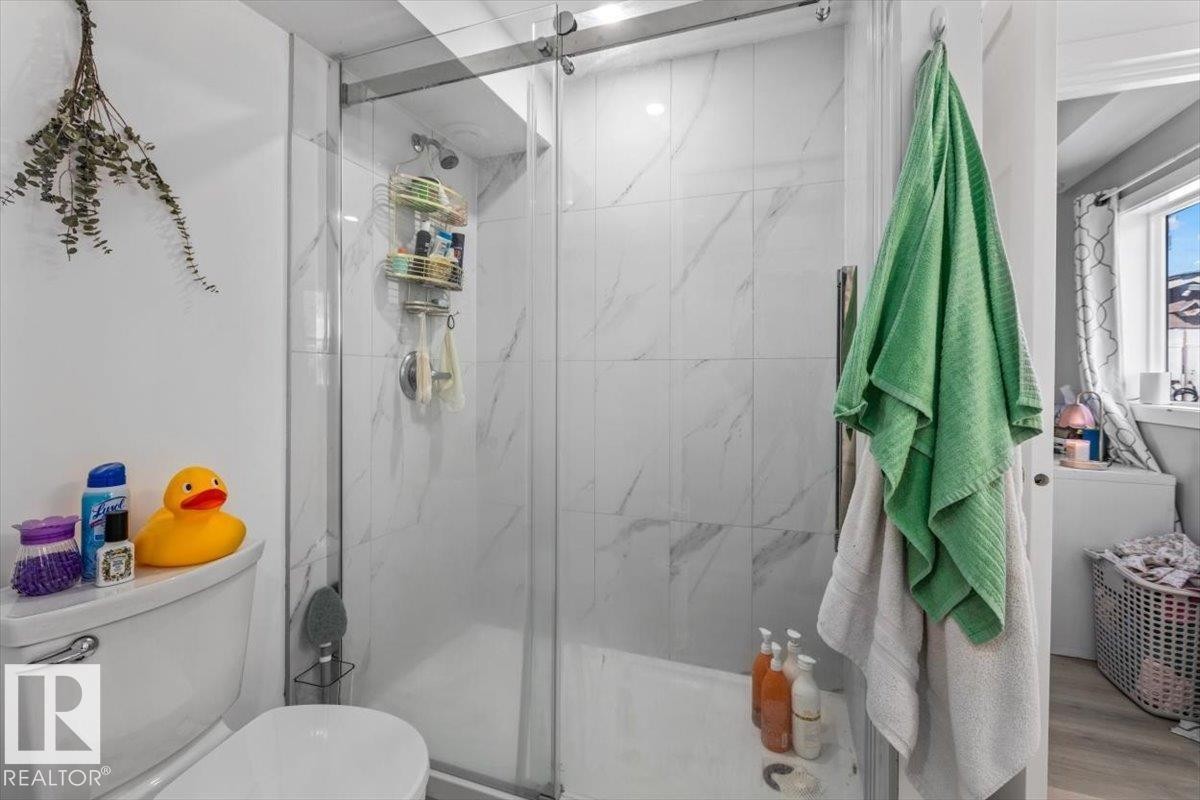 9304 128A Avenue, Edmonton, AB - Indoor Photo Showing Bathroom