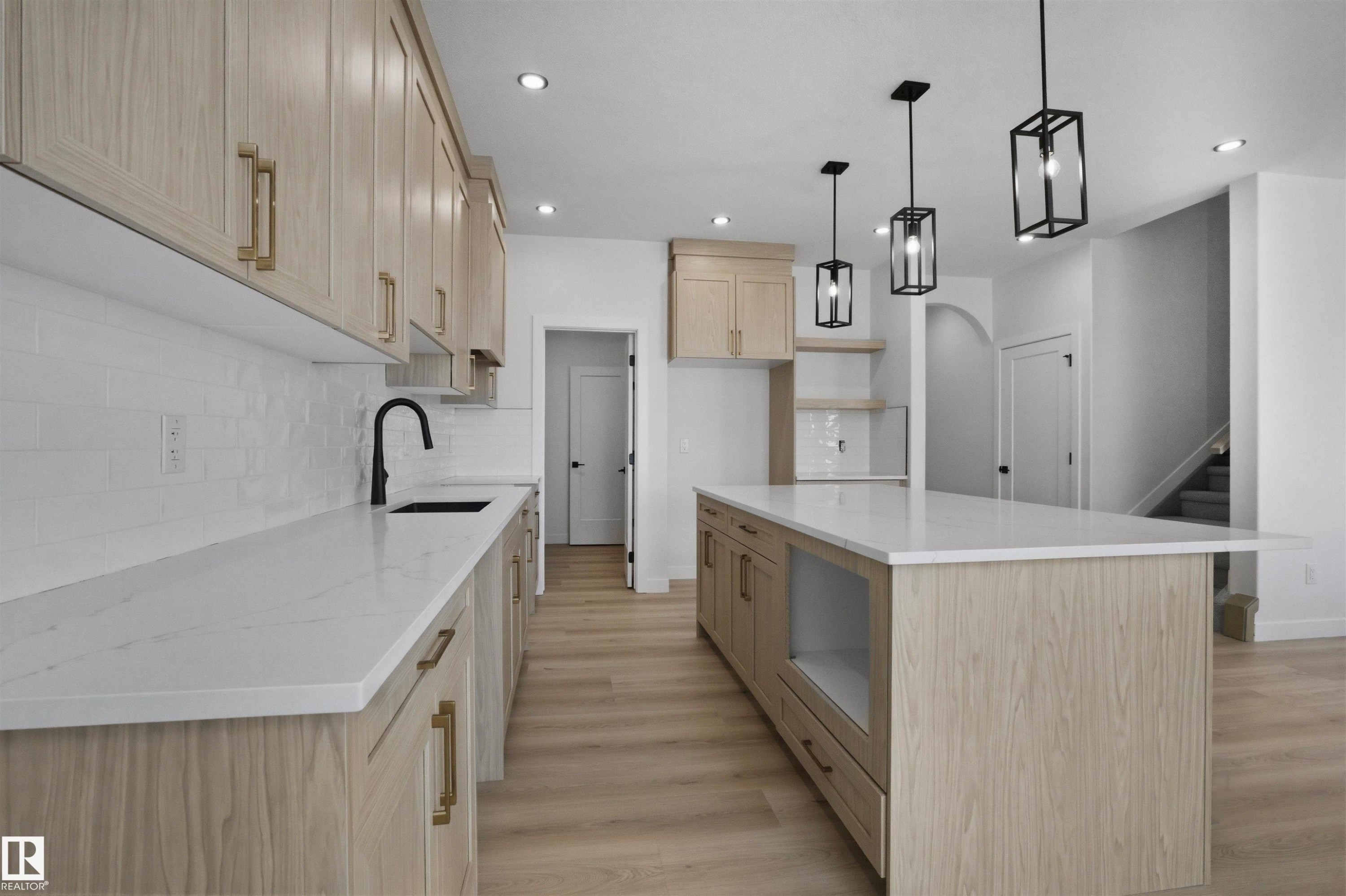 3304 Chickadee Drive, Edmonton, AB - Indoor Photo Showing Kitchen With Upgraded Kitchen