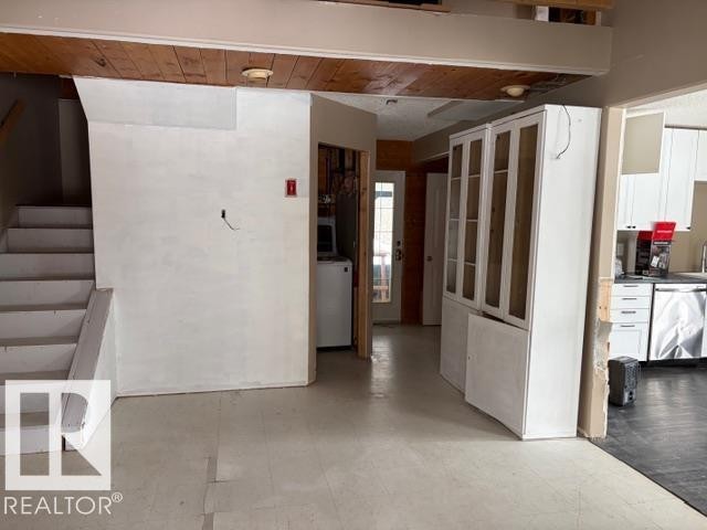 582 Highway 813, Rural Opportunity M.D., AB - Indoor Photo Showing Other Room