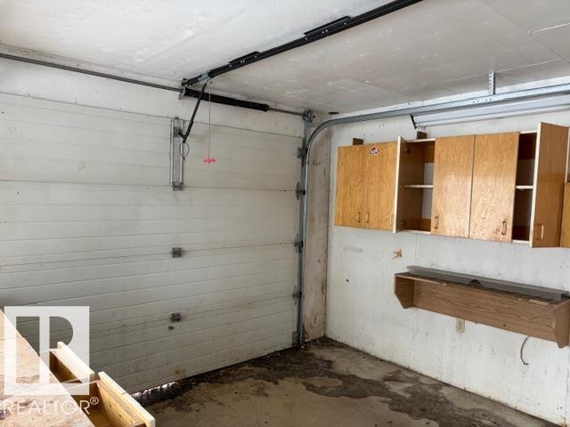 582 Highway 813, Rural Opportunity M.D., AB - Indoor Photo Showing Garage