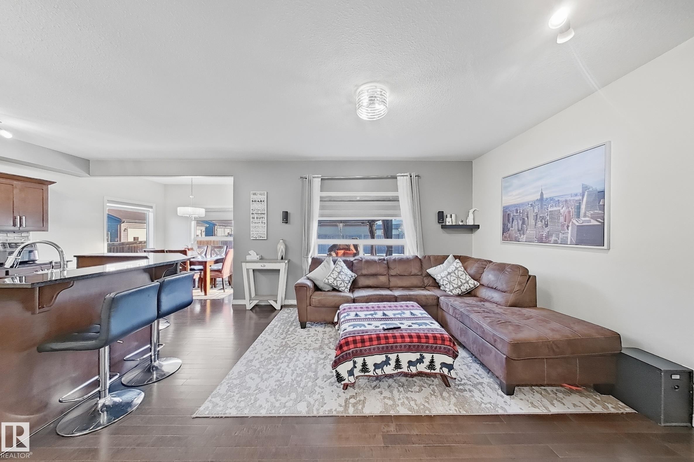 3215 22 Avenue, Edmonton, AB - Indoor Photo Showing Living Room