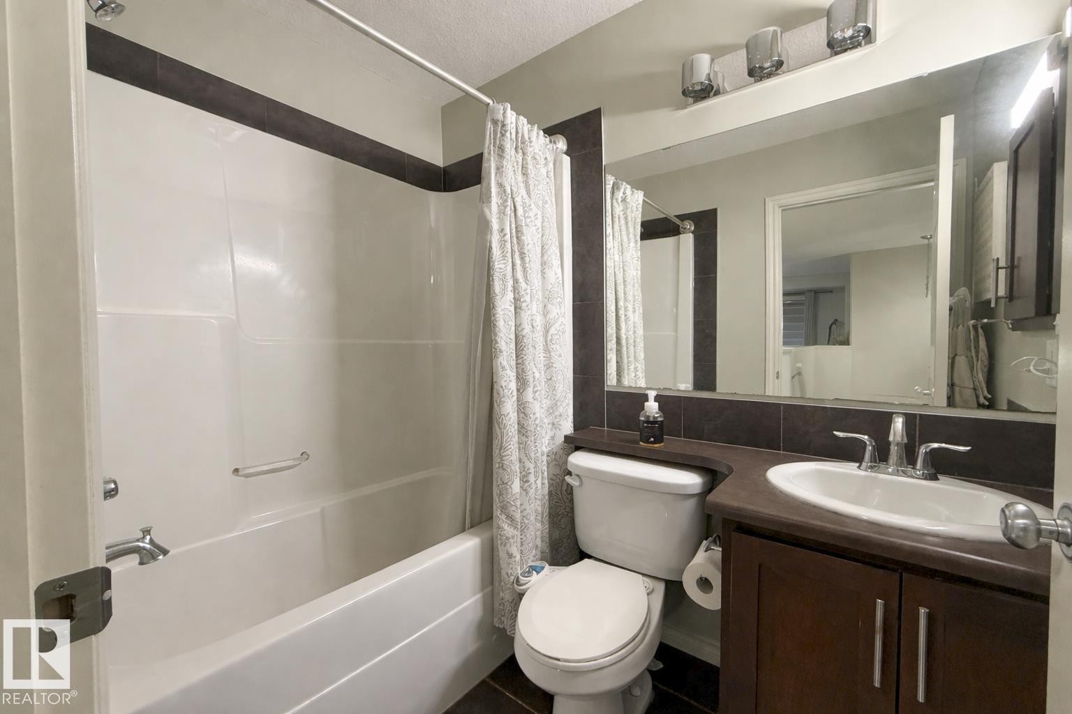 3215 22 Avenue, Edmonton, AB - Indoor Photo Showing Bathroom