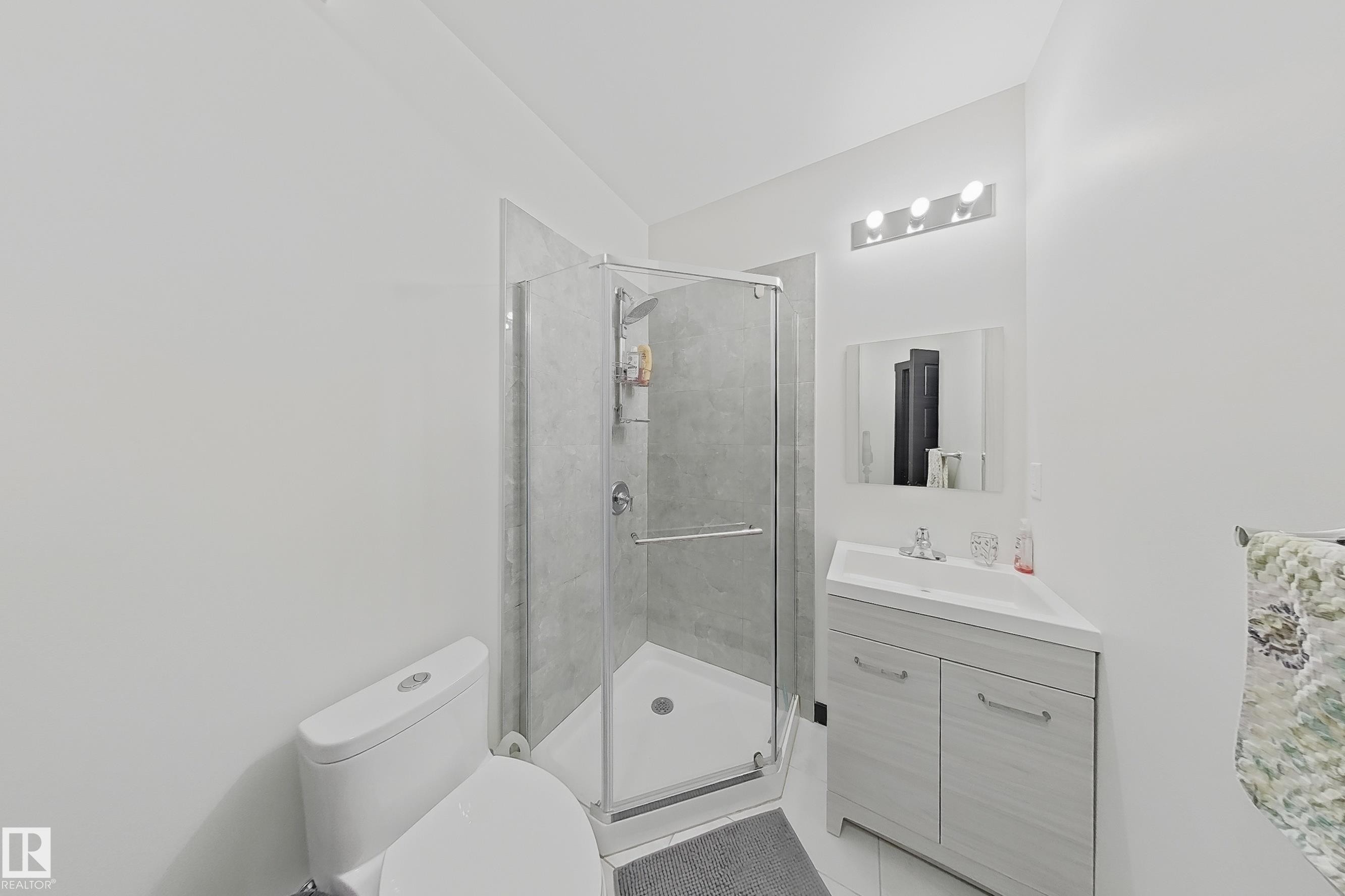 3215 22 Avenue, Edmonton, AB - Indoor Photo Showing Bathroom