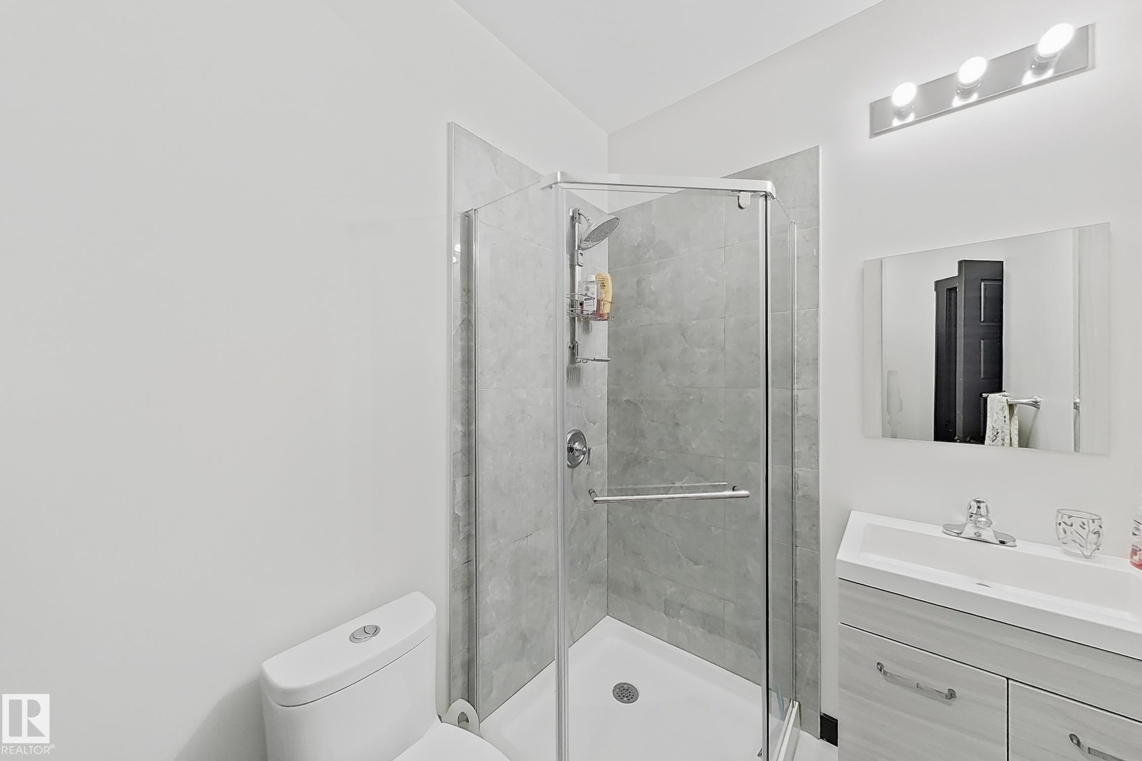 3215 22 Avenue, Edmonton, AB - Indoor Photo Showing Bathroom