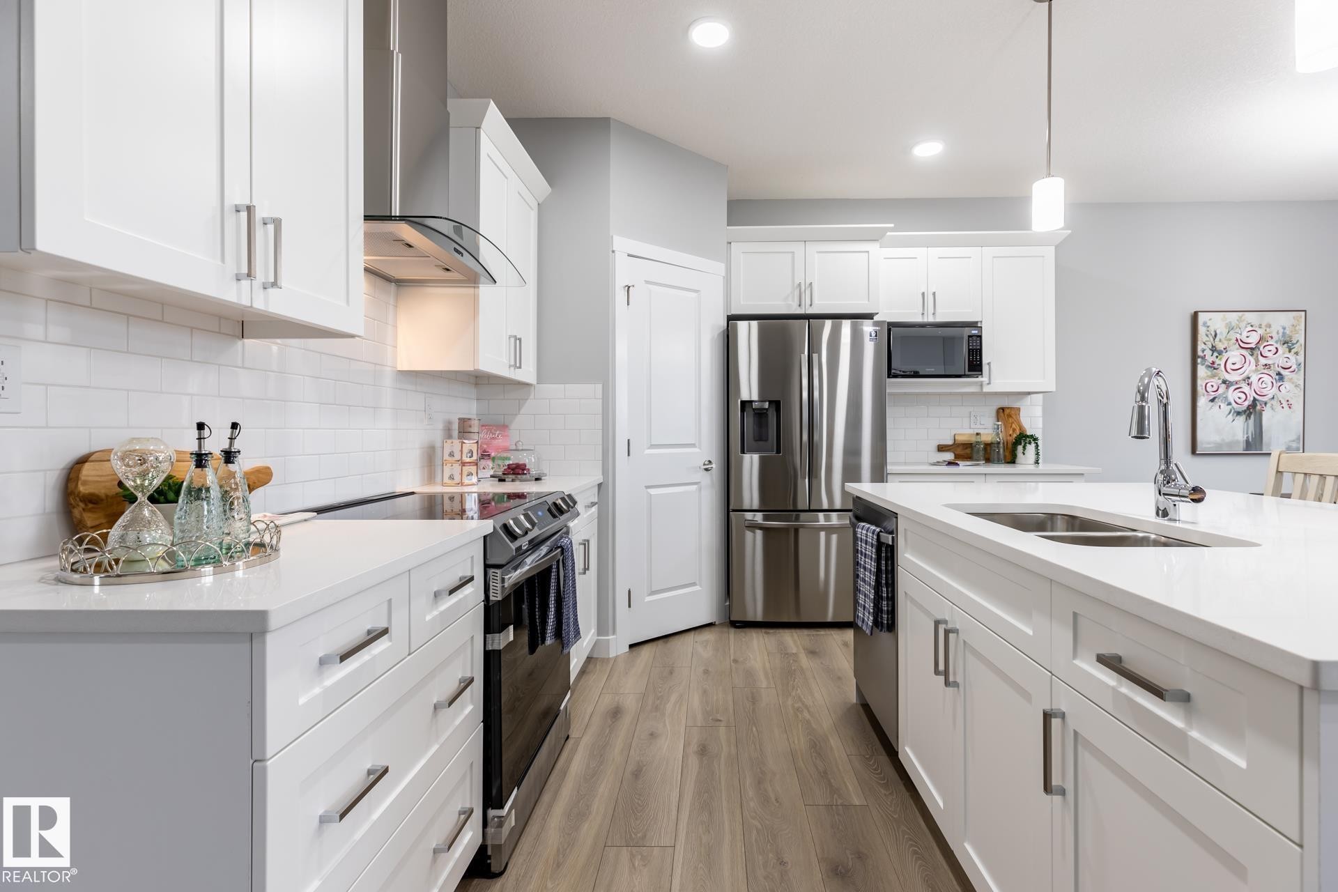 17820 70 Street, Edmonton, AB - Indoor Photo Showing Kitchen With Double Sink With Upgraded Kitchen
