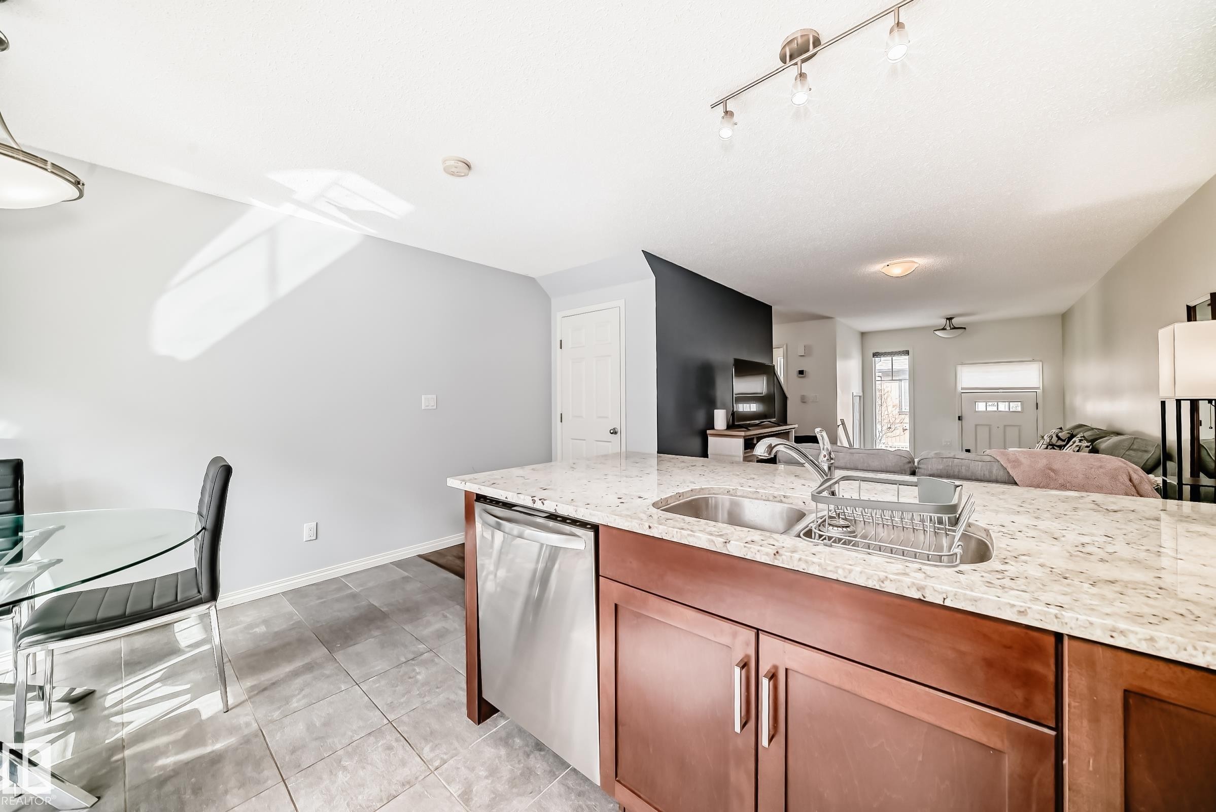 81 3305 Orchards Link Link, Edmonton, AB - Indoor Photo Showing Kitchen