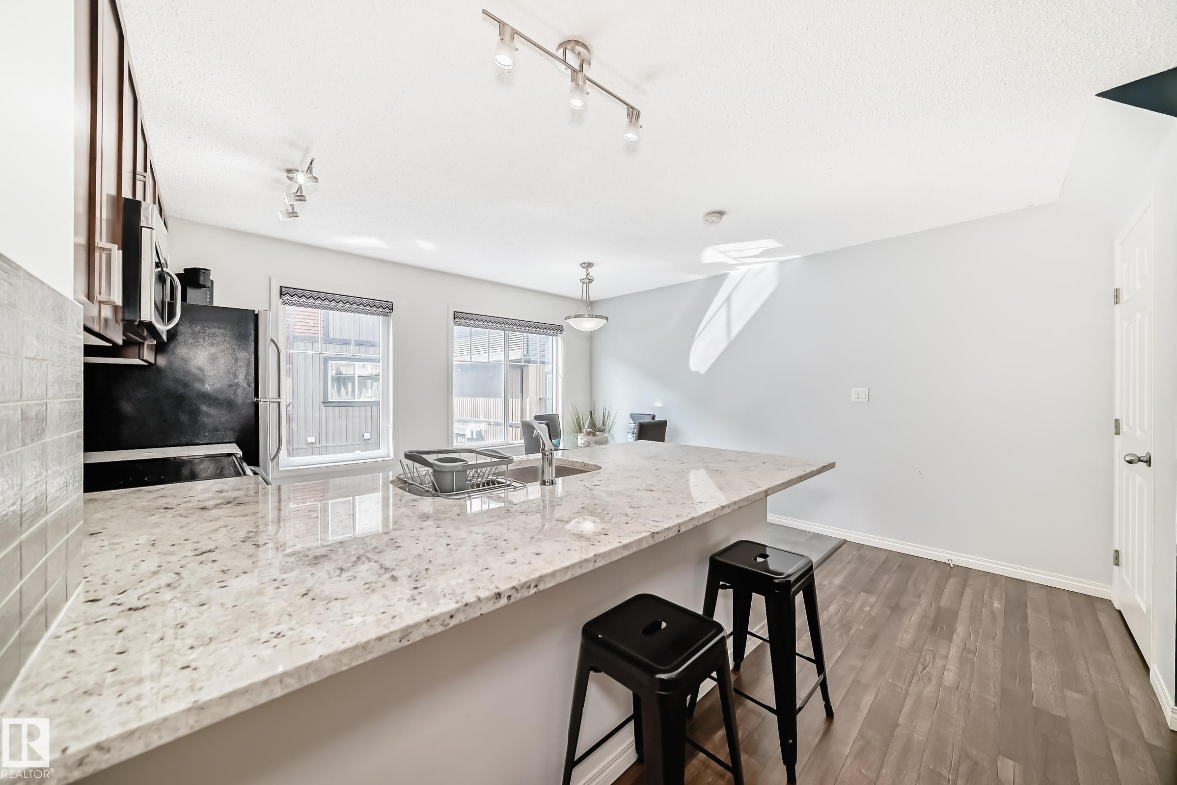 81 3305 Orchards Link Link, Edmonton, AB - Indoor Photo Showing Kitchen