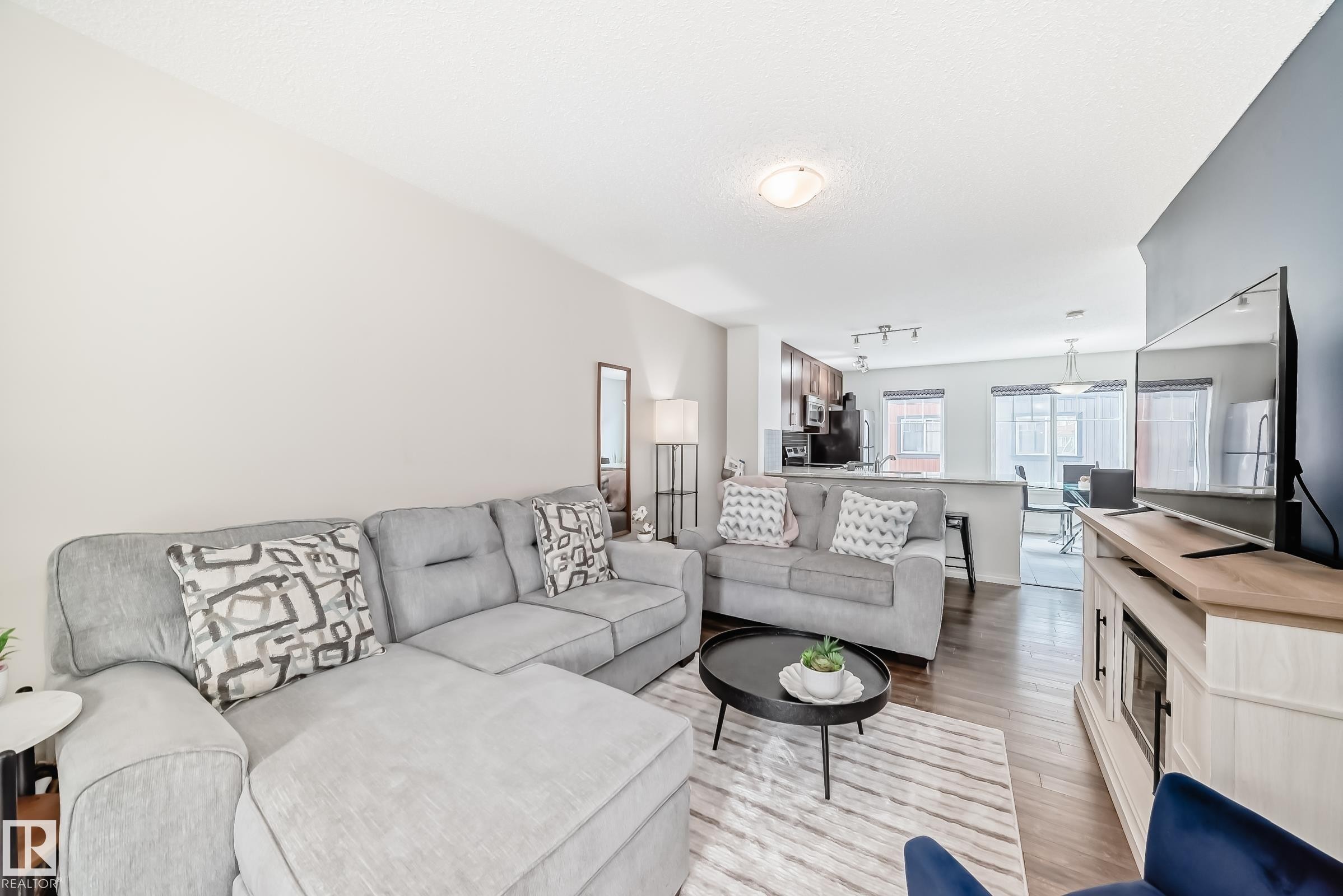 81 3305 Orchards Link Link, Edmonton, AB - Indoor Photo Showing Living Room