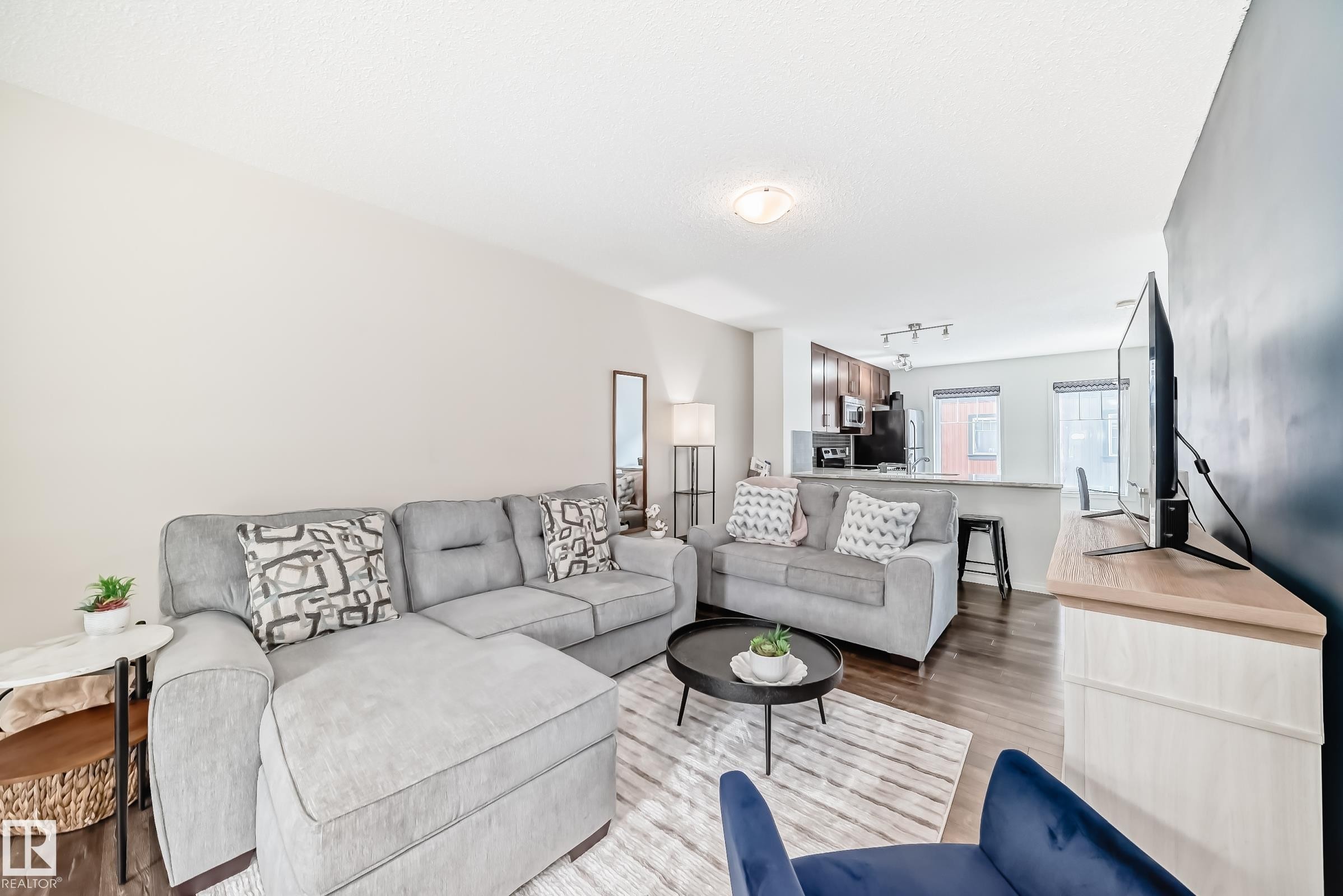 81 3305 Orchards Link Link, Edmonton, AB - Indoor Photo Showing Living Room