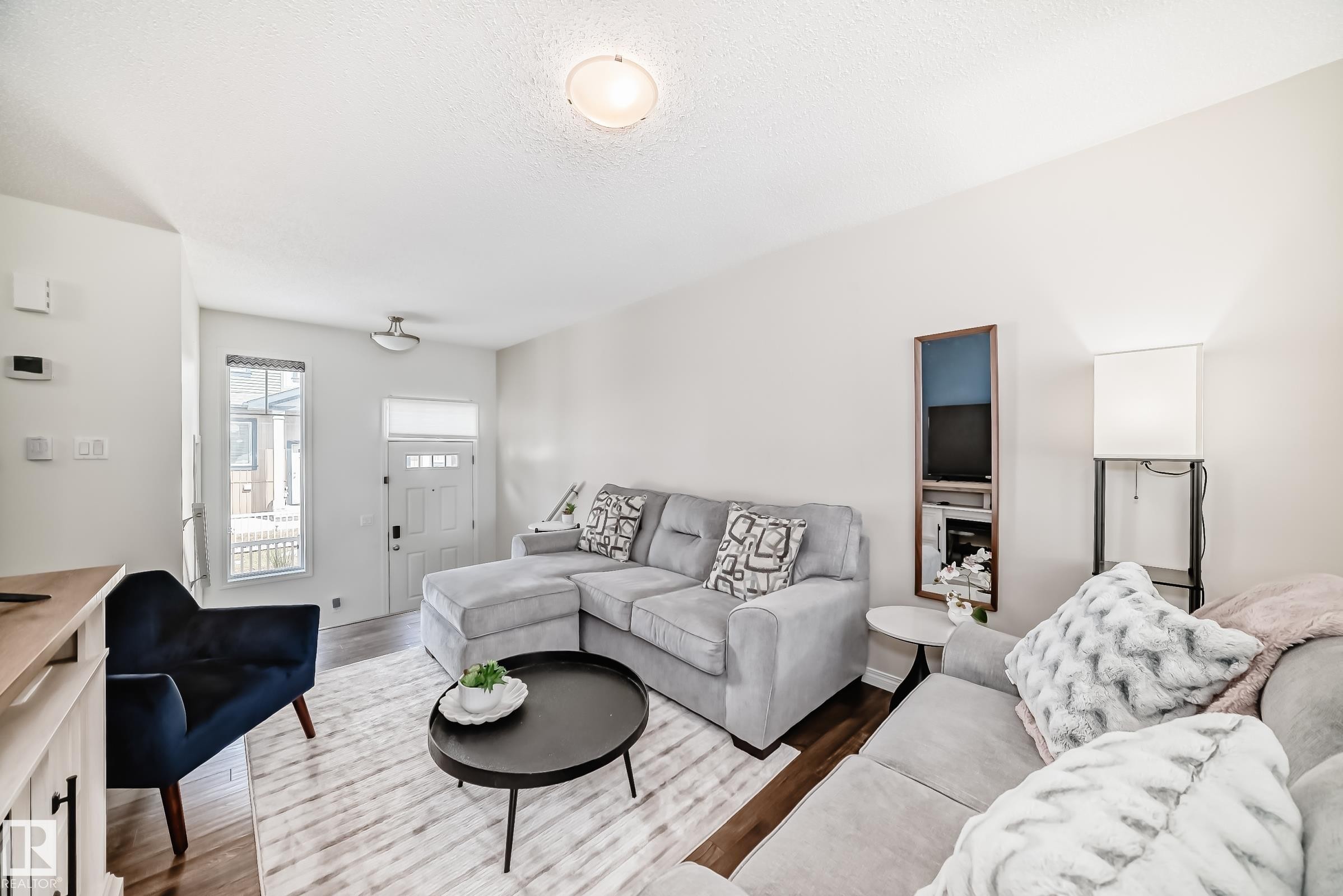 81 3305 Orchards Link Link, Edmonton, AB - Indoor Photo Showing Living Room