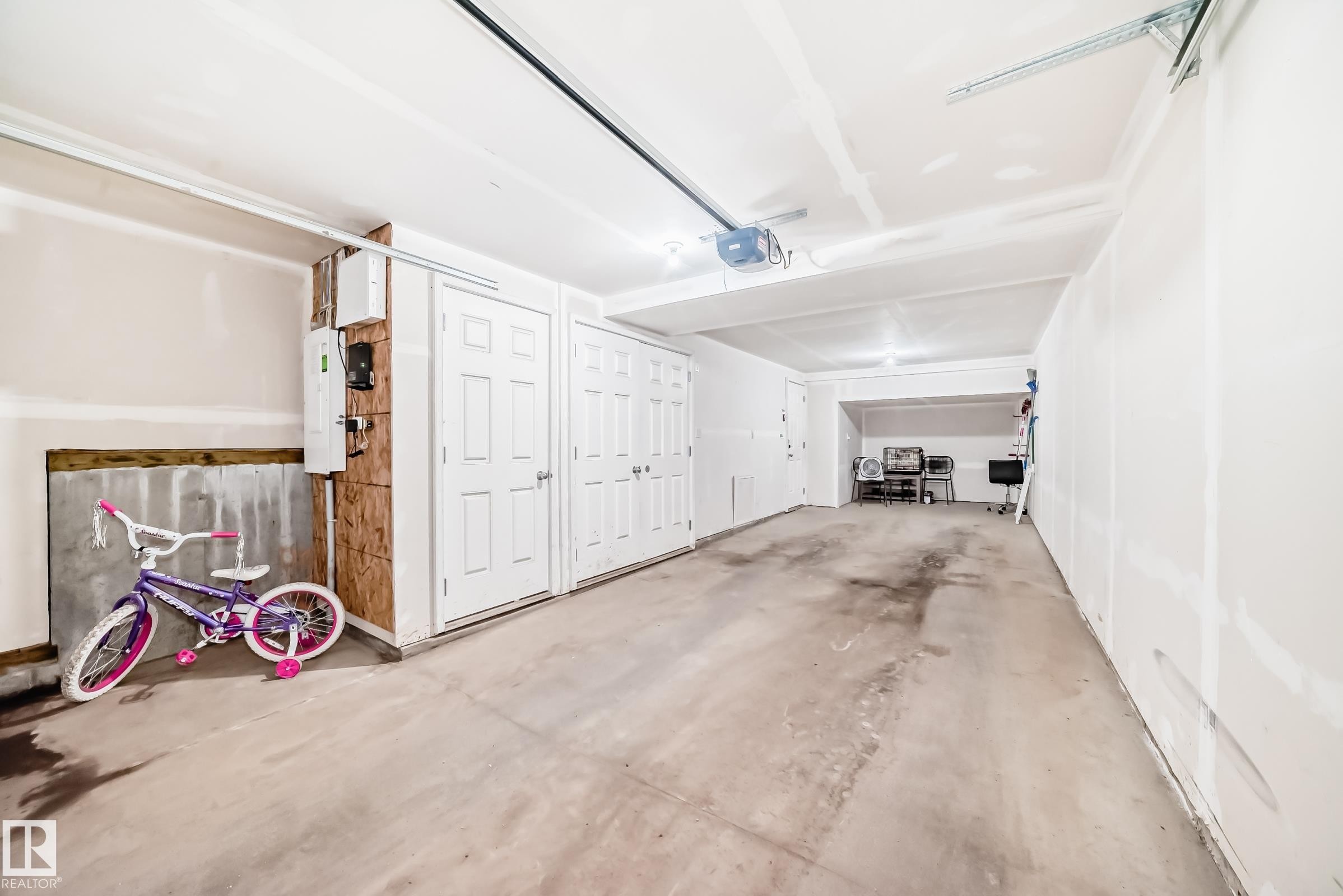 81 3305 Orchards Link Link, Edmonton, AB - Indoor Photo Showing Garage
