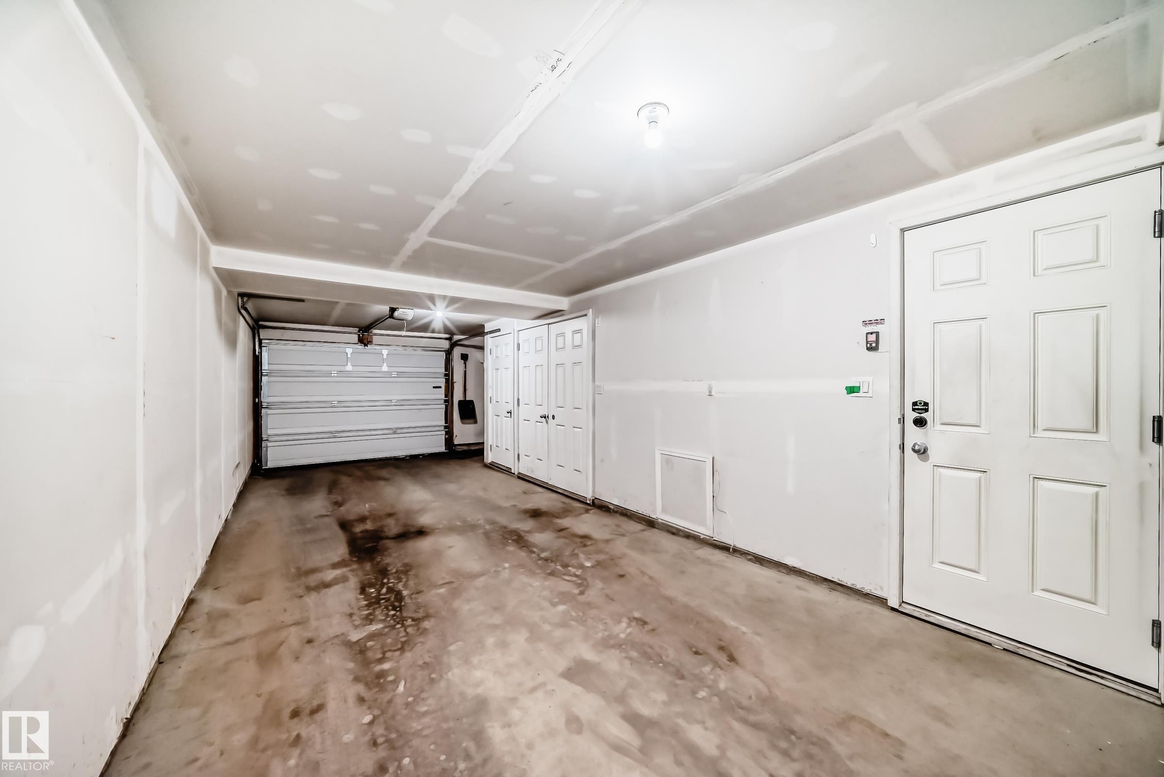 81 3305 Orchards Link Link, Edmonton, AB - Indoor Photo Showing Garage