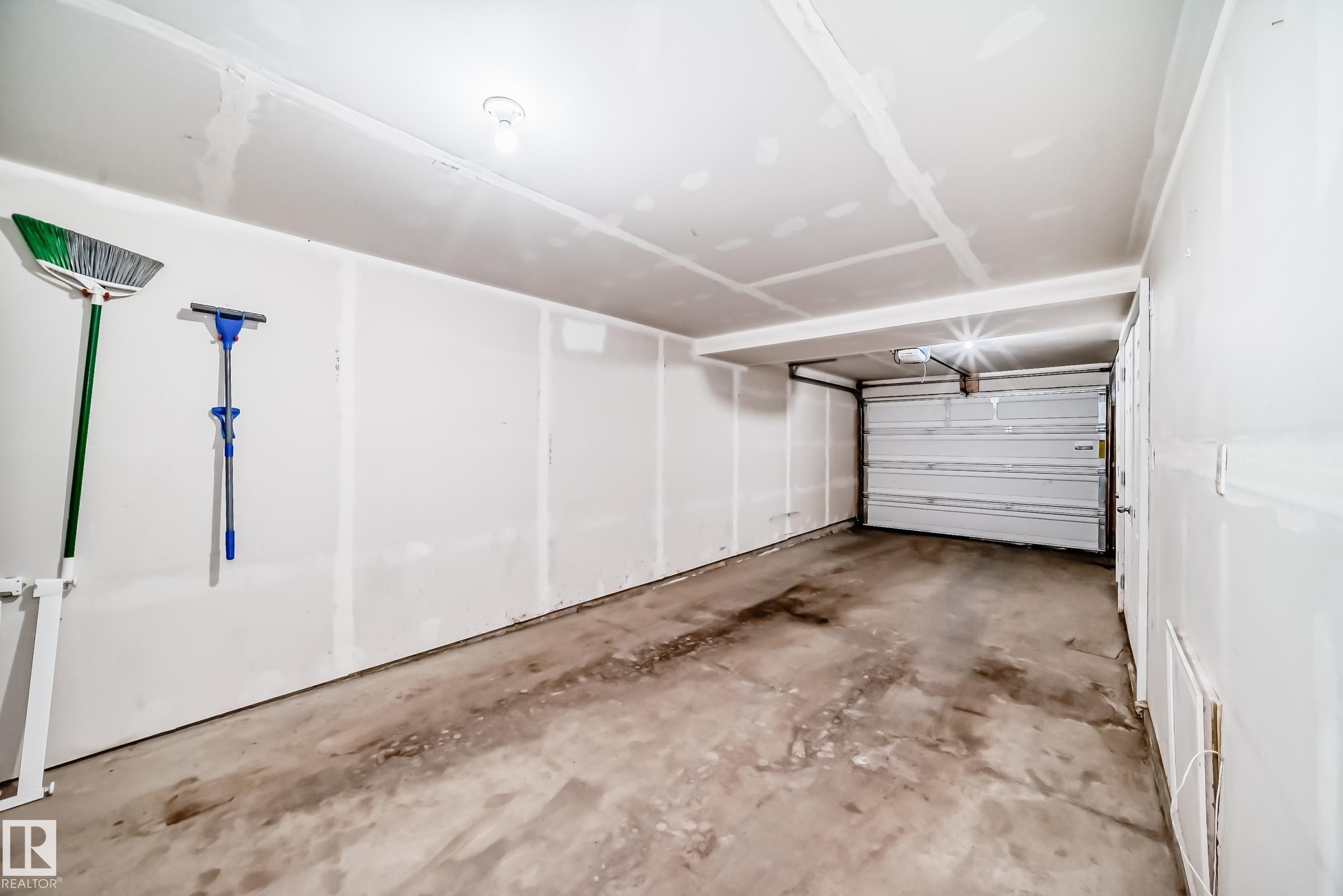 81 3305 Orchards Link Link, Edmonton, AB - Indoor Photo Showing Garage