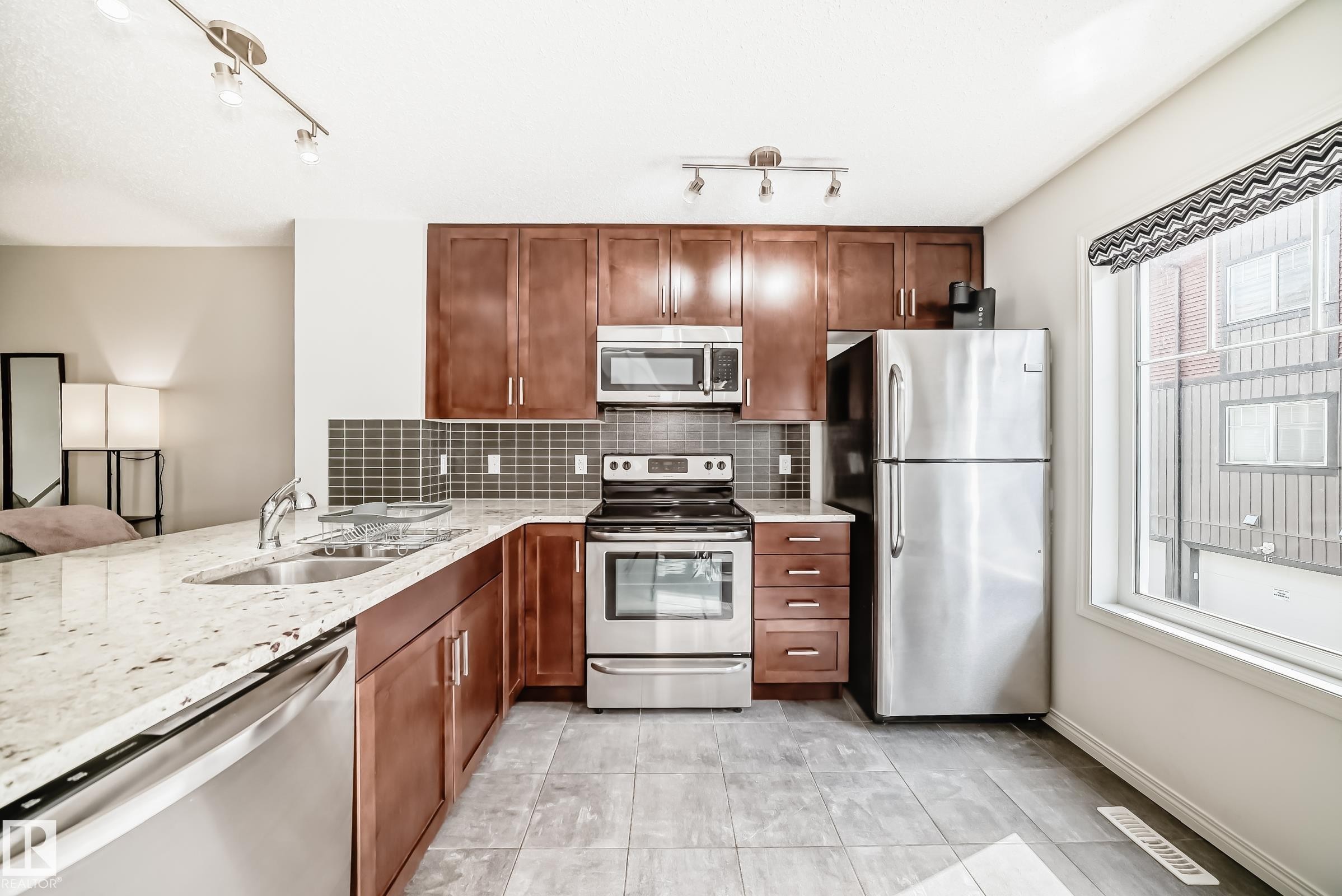 81 3305 Orchards Link Link, Edmonton, AB - Indoor Photo Showing Kitchen With Double Sink