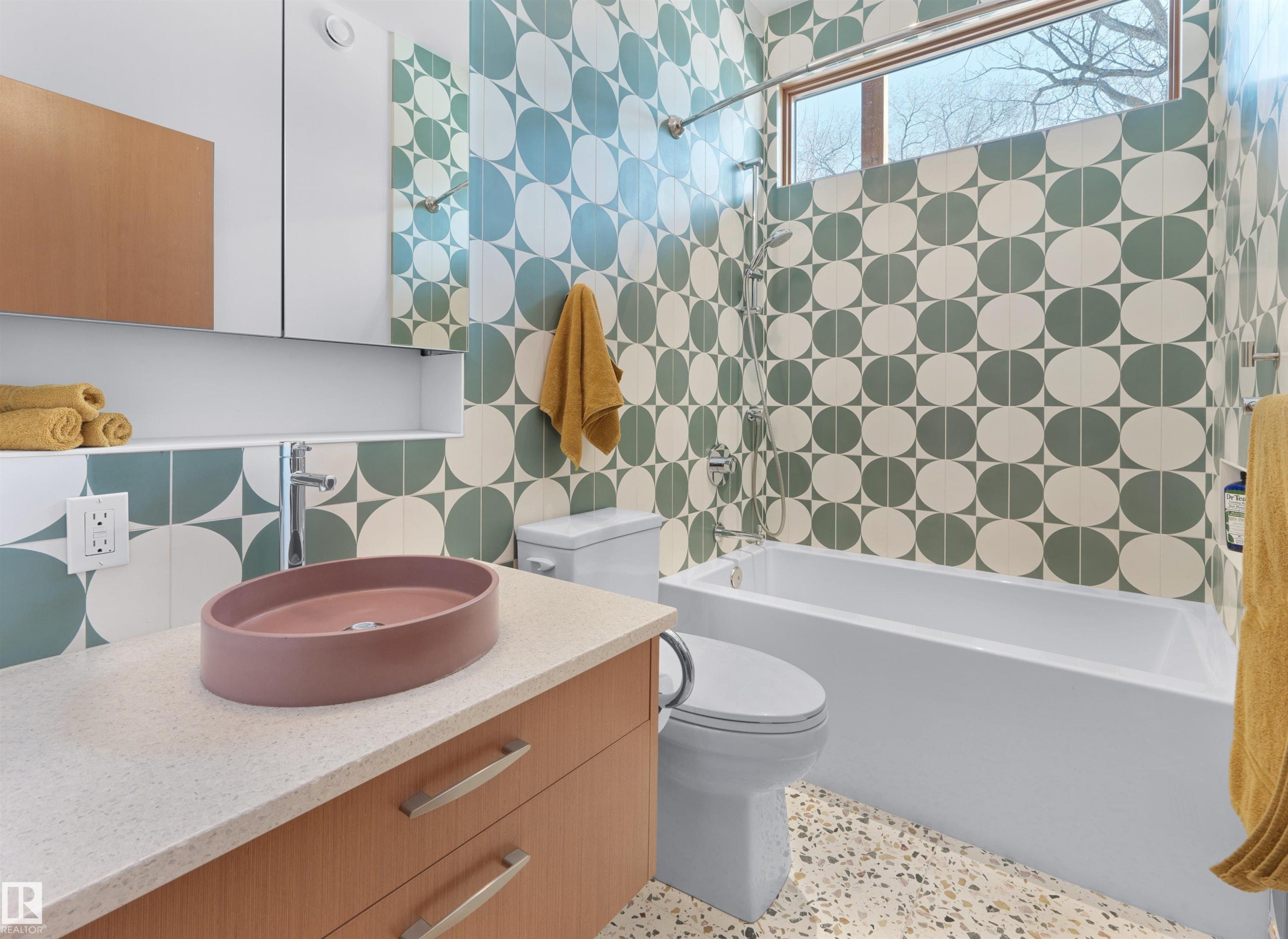 10506 137 Street, Edmonton, AB - Indoor Photo Showing Bathroom