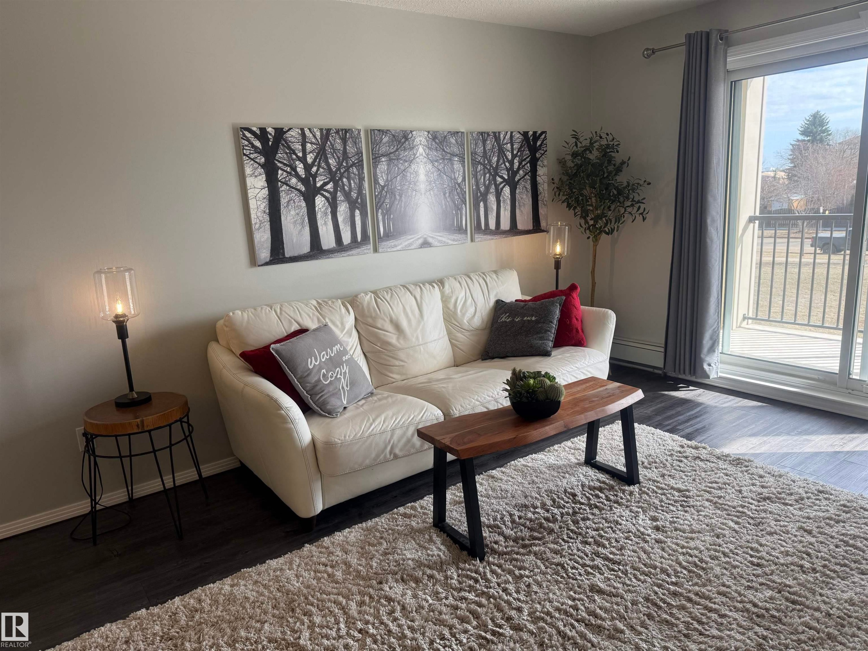 207 592 Hooke Road, Edmonton, AB - Indoor Photo Showing Living Room