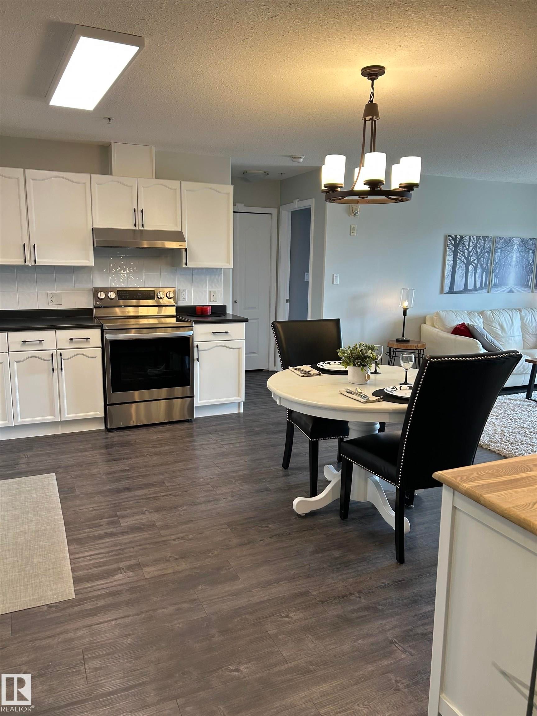 207 592 Hooke Road, Edmonton, AB - Indoor Photo Showing Kitchen