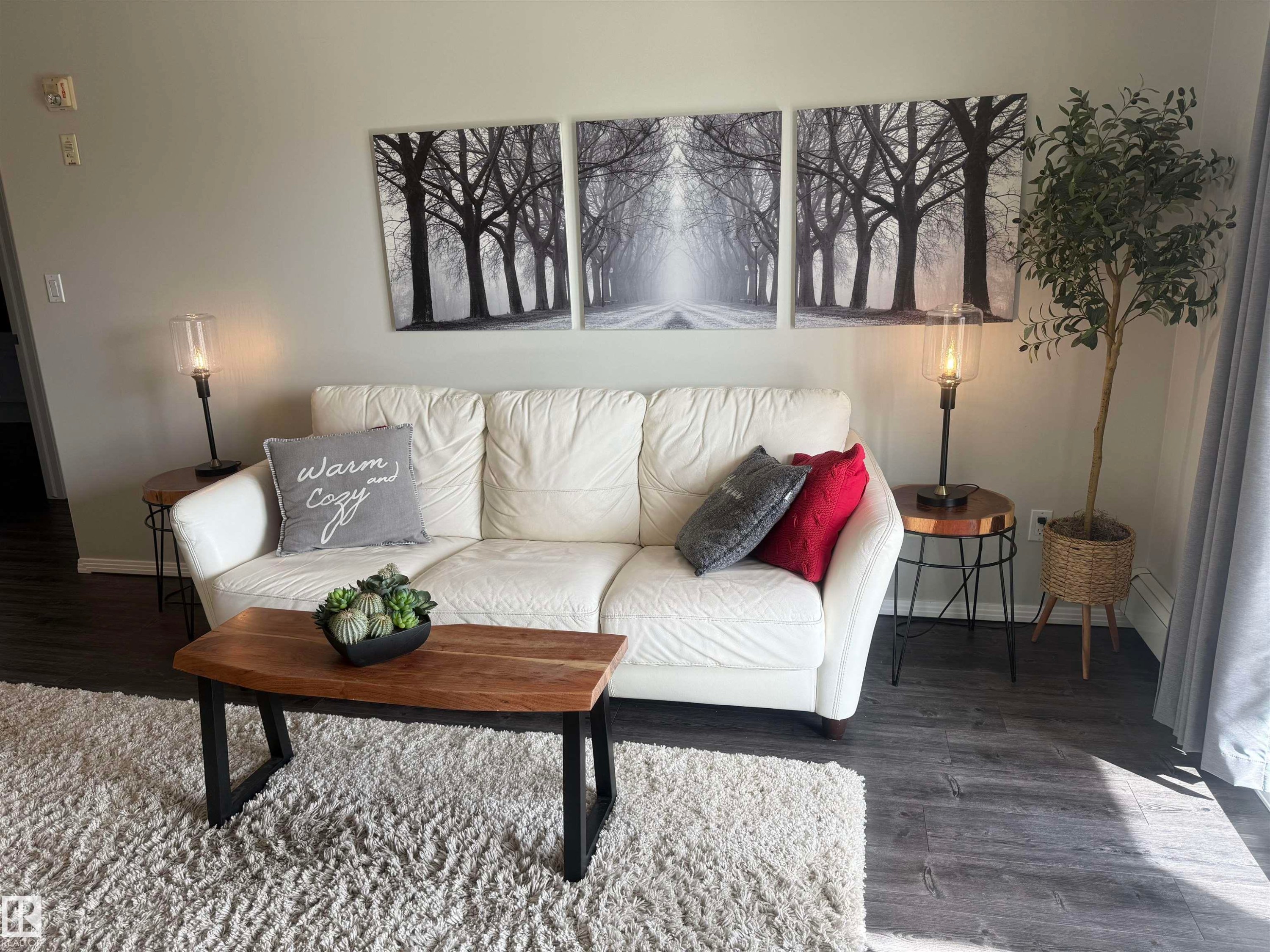 207 592 Hooke Road, Edmonton, AB - Indoor Photo Showing Living Room