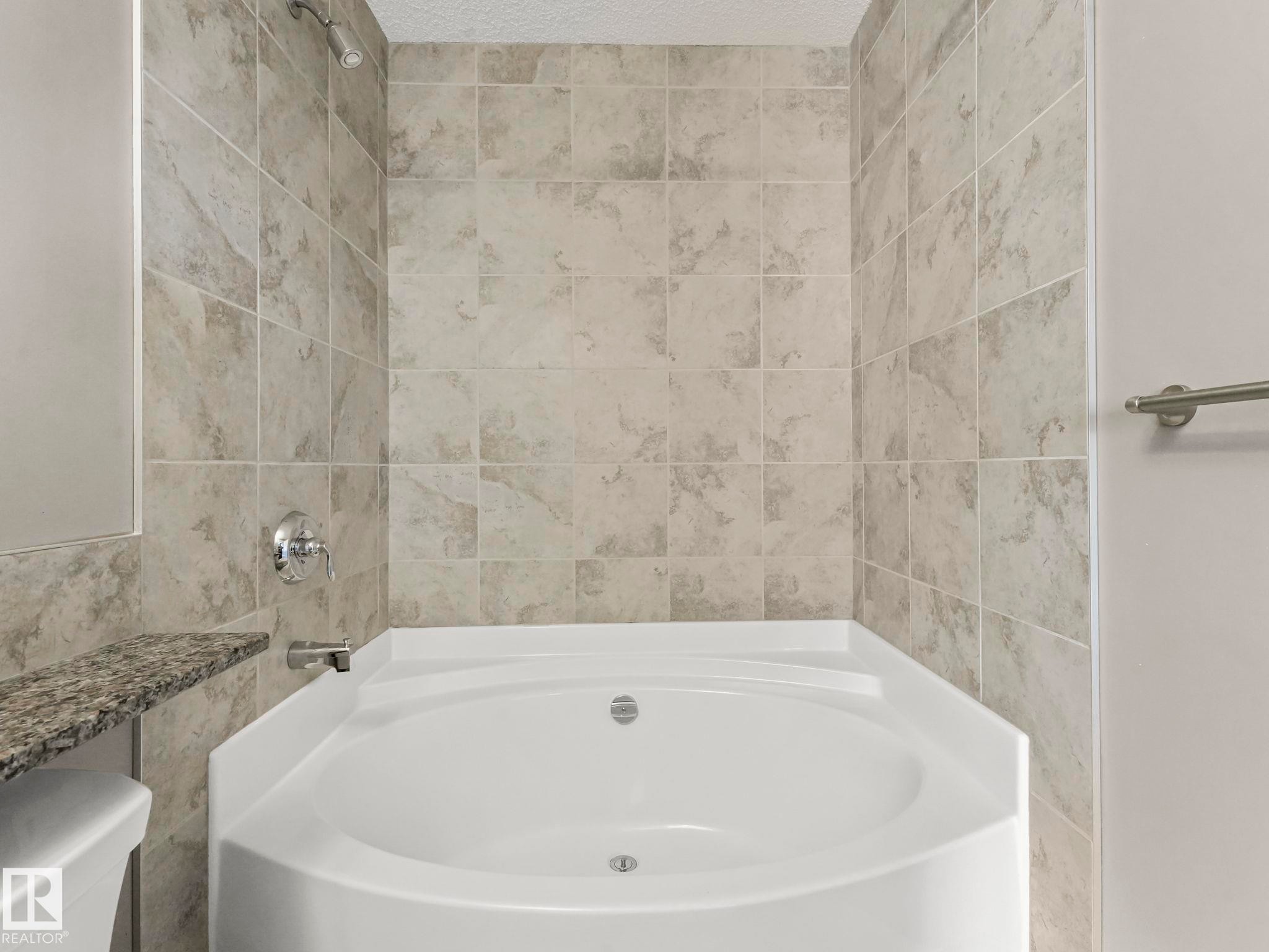 81 2003 Rabbit Hill Road Nw, Edmonton, AB - Indoor Photo Showing Bathroom