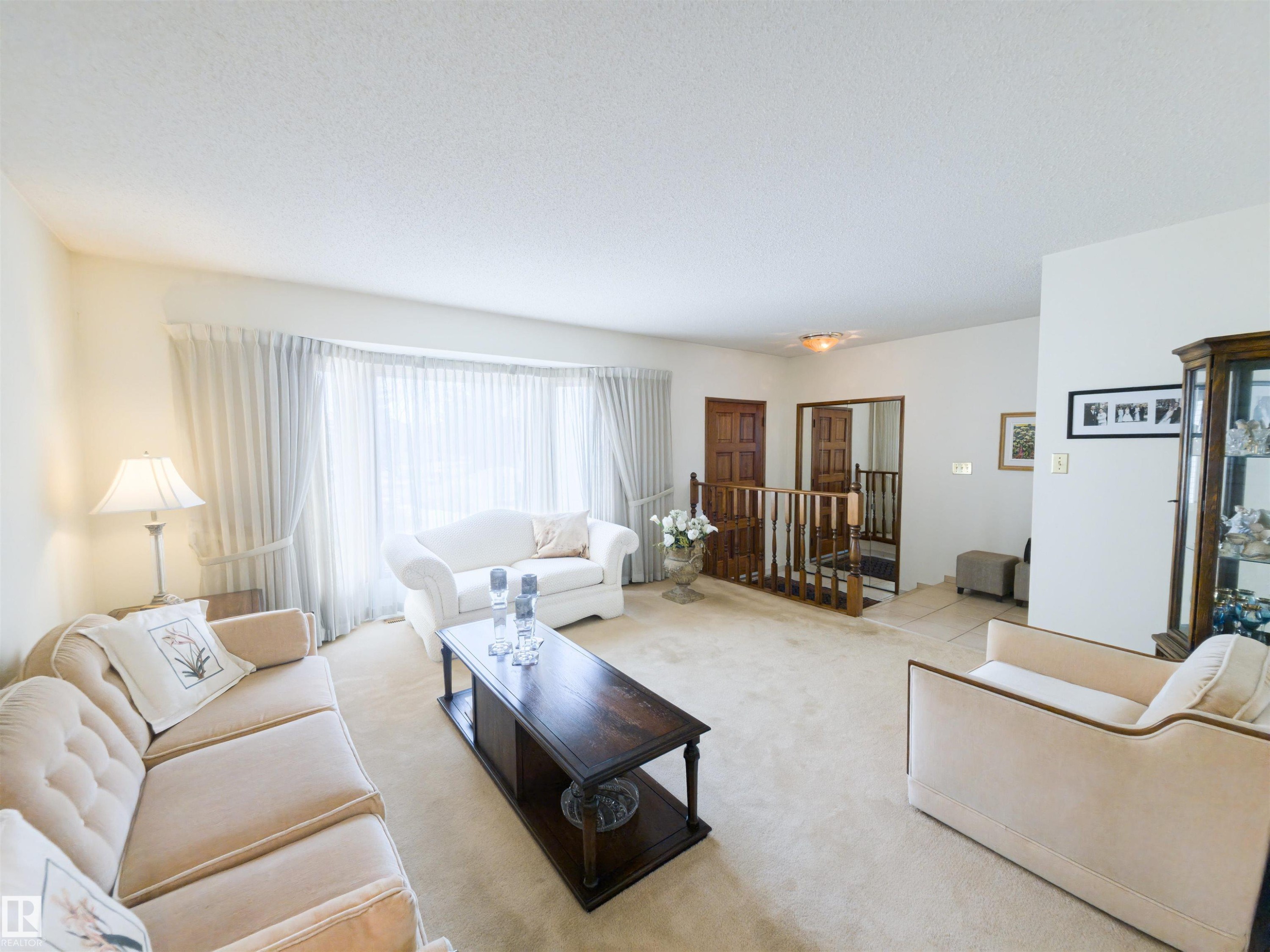 119 Castle Keep, Edmonton, AB - Indoor Photo Showing Living Room