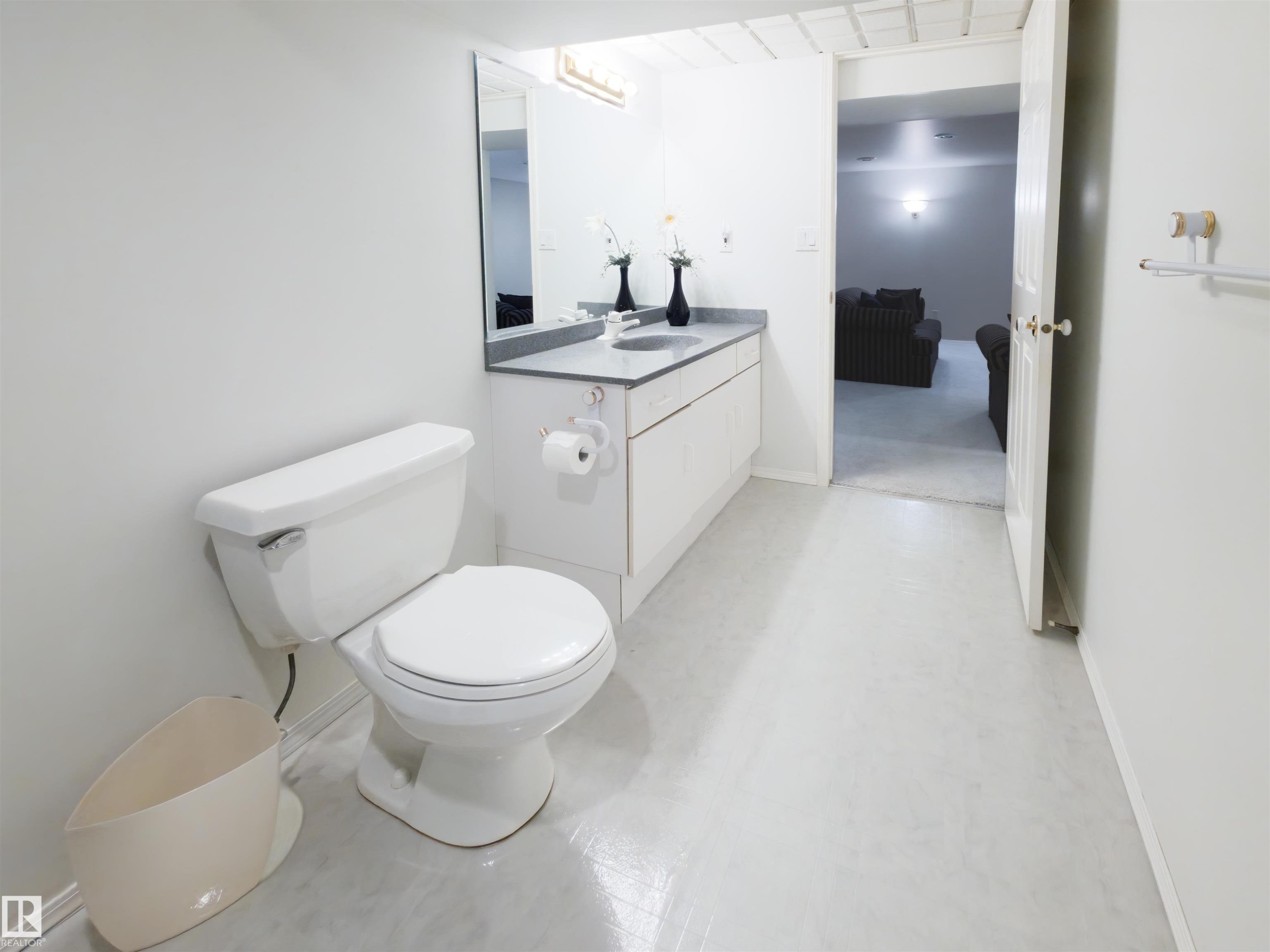 119 Castle Keep, Edmonton, AB - Indoor Photo Showing Bathroom