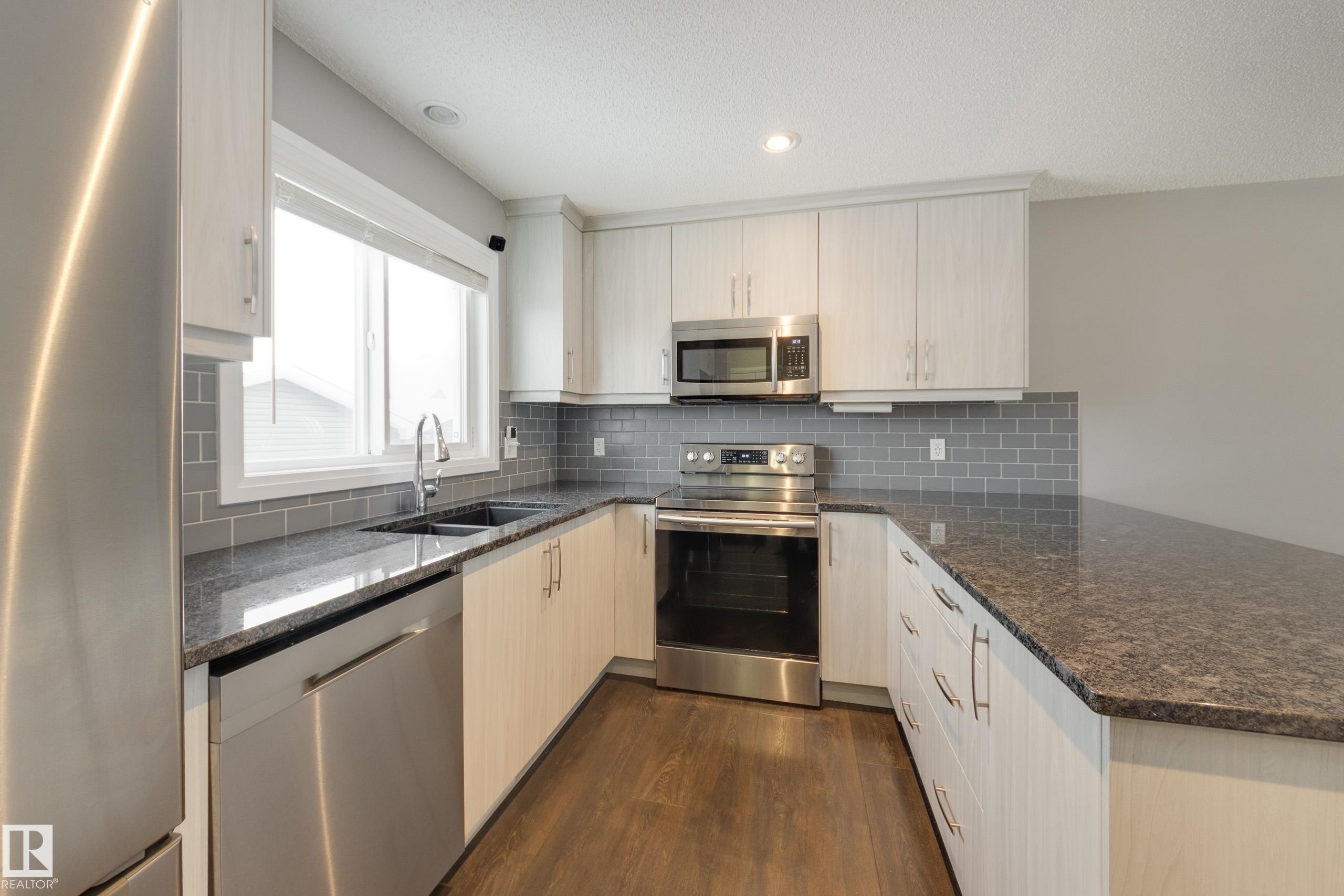 232 Southfork Drive, Leduc, AB - Indoor Photo Showing Kitchen With Double Sink With Upgraded Kitchen