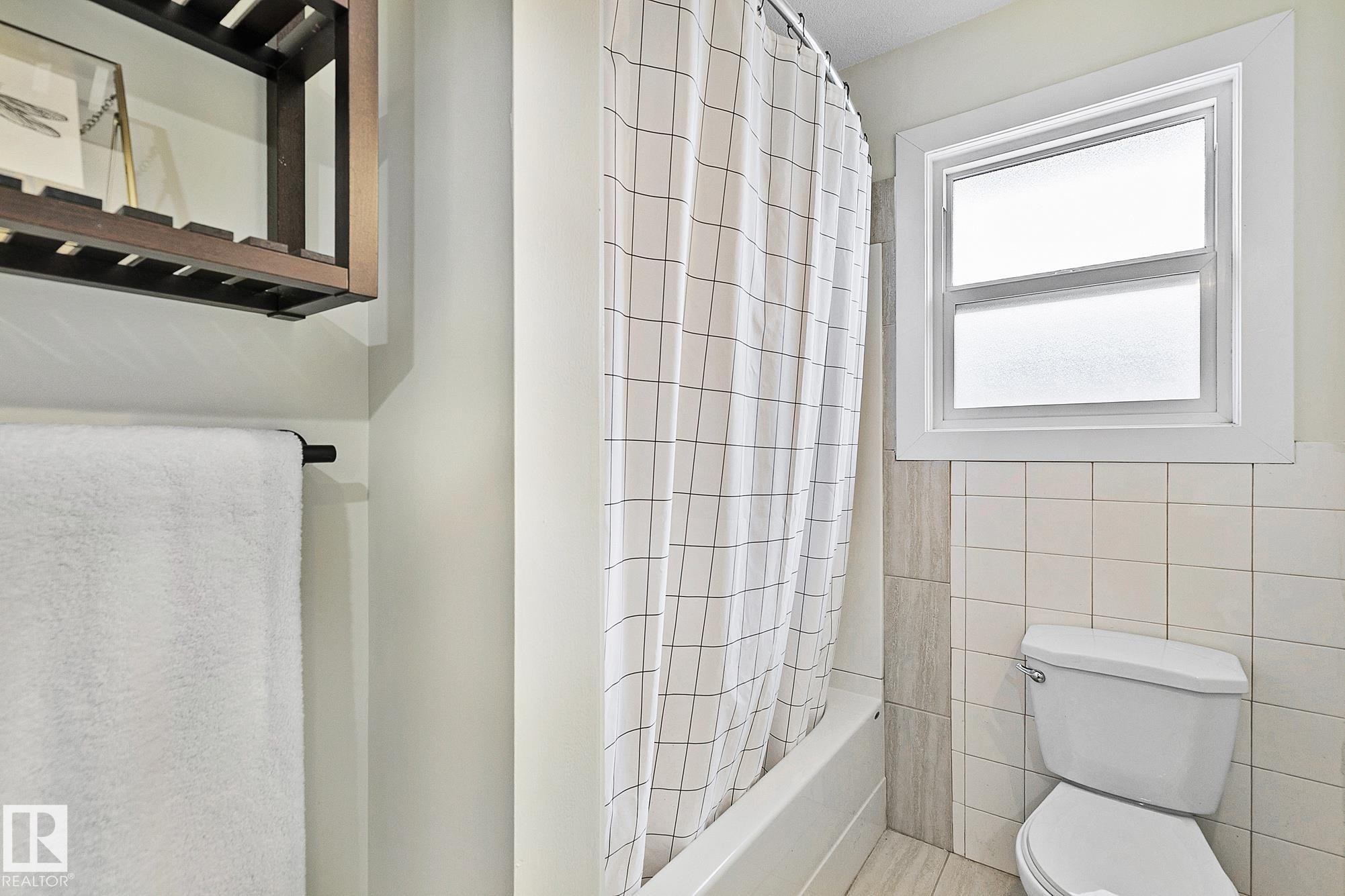 11334 52 Street, Edmonton, AB - Indoor Photo Showing Bathroom