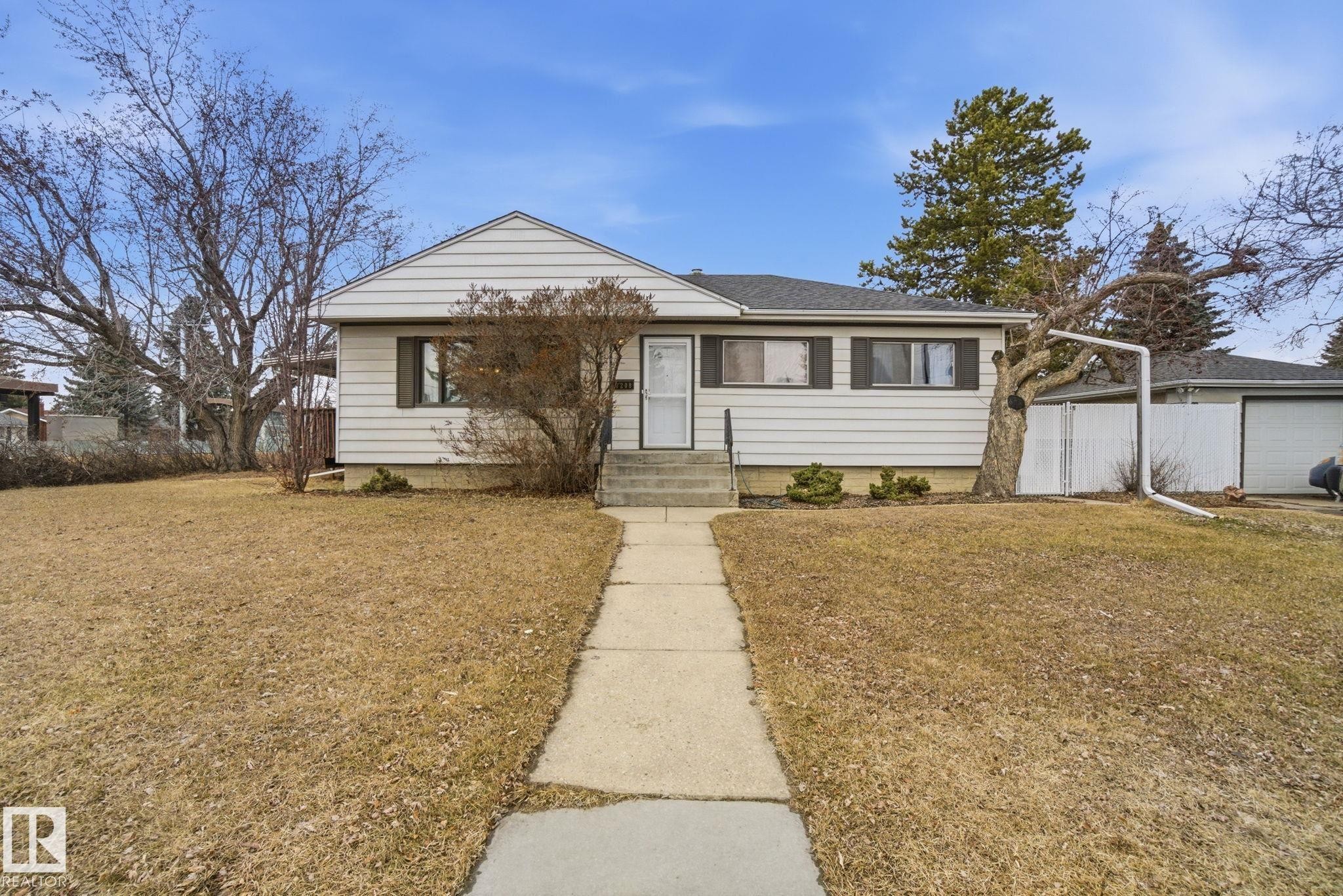 8208 73 Avenue, Edmonton, AB - Outdoor