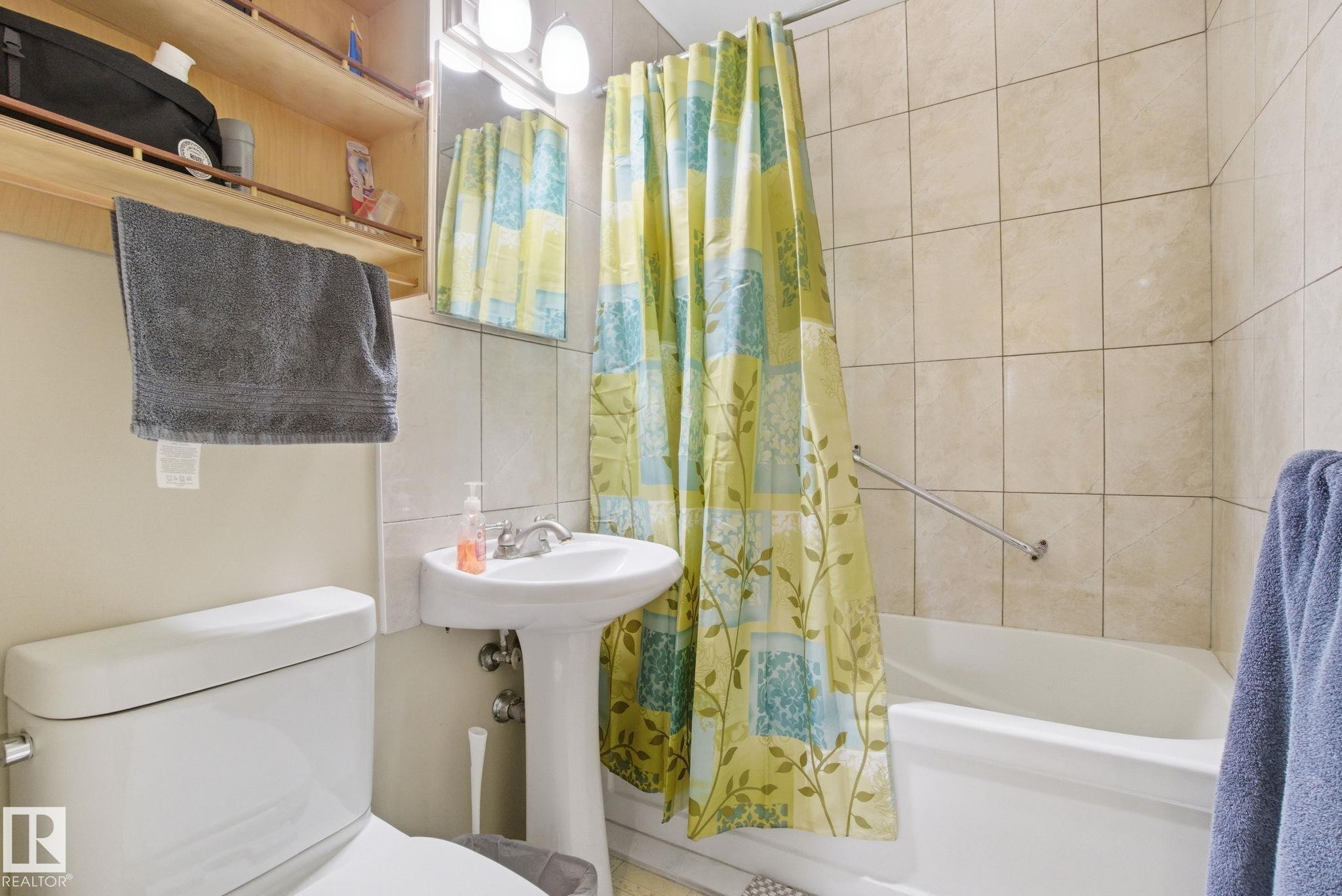 8208 73 Avenue, Edmonton, AB - Indoor Photo Showing Bathroom