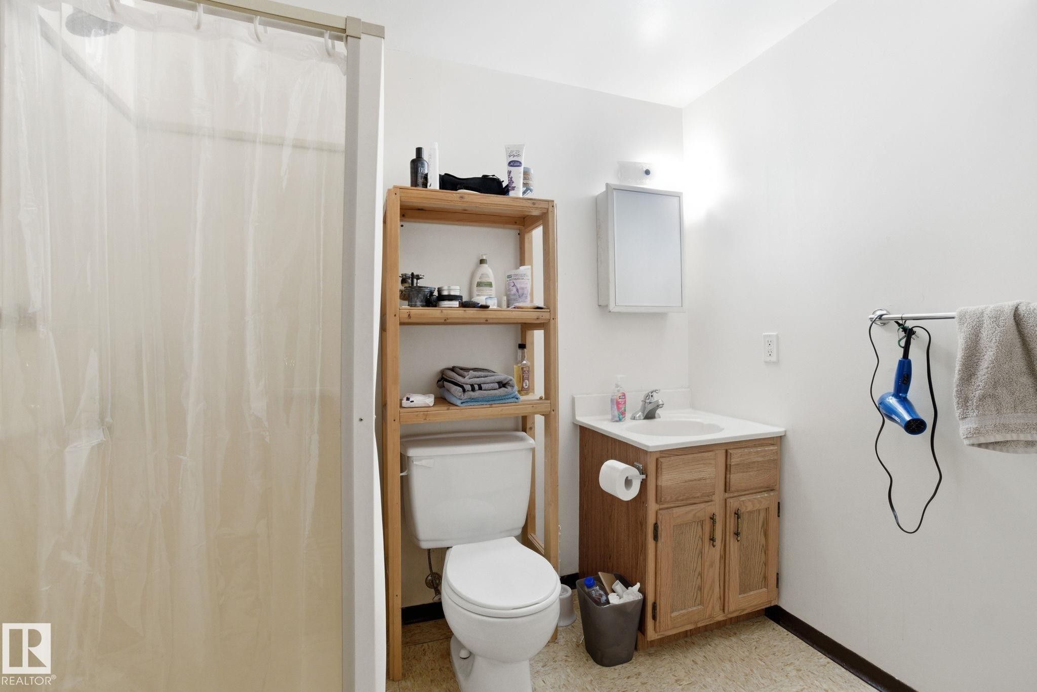 8208 73 Avenue, Edmonton, AB - Indoor Photo Showing Bathroom
