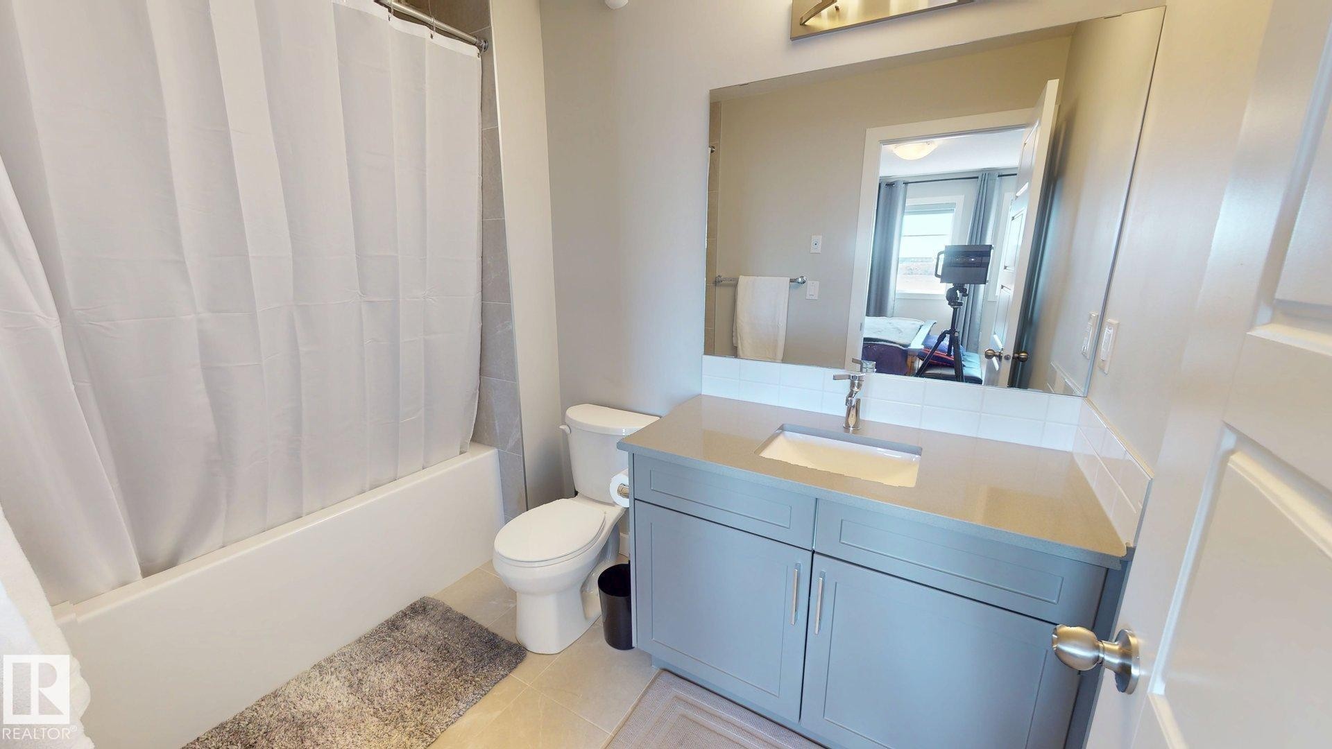 998 Stillwater Boulevard, Edmonton, AB - Indoor Photo Showing Bathroom