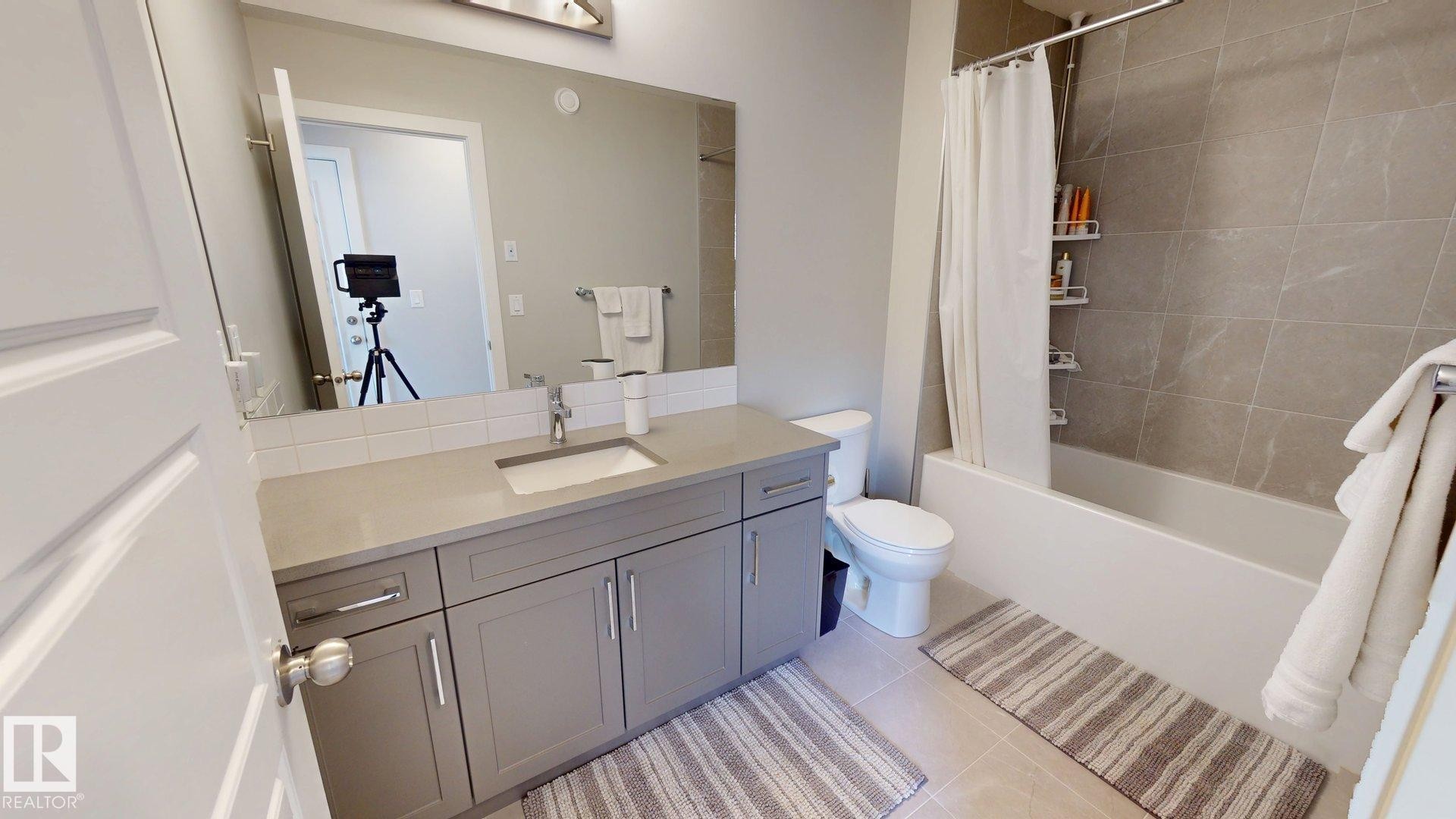 998 Stillwater Boulevard, Edmonton, AB - Indoor Photo Showing Bathroom