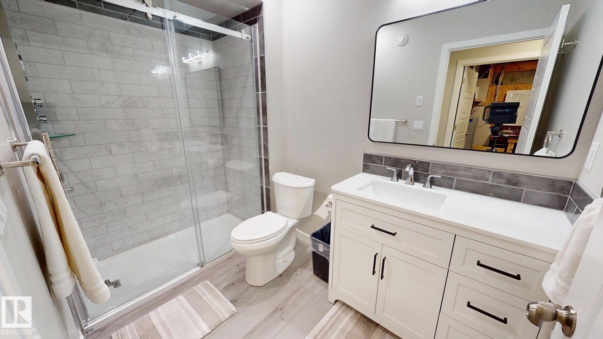 998 Stillwater Boulevard, Edmonton, AB - Indoor Photo Showing Bathroom