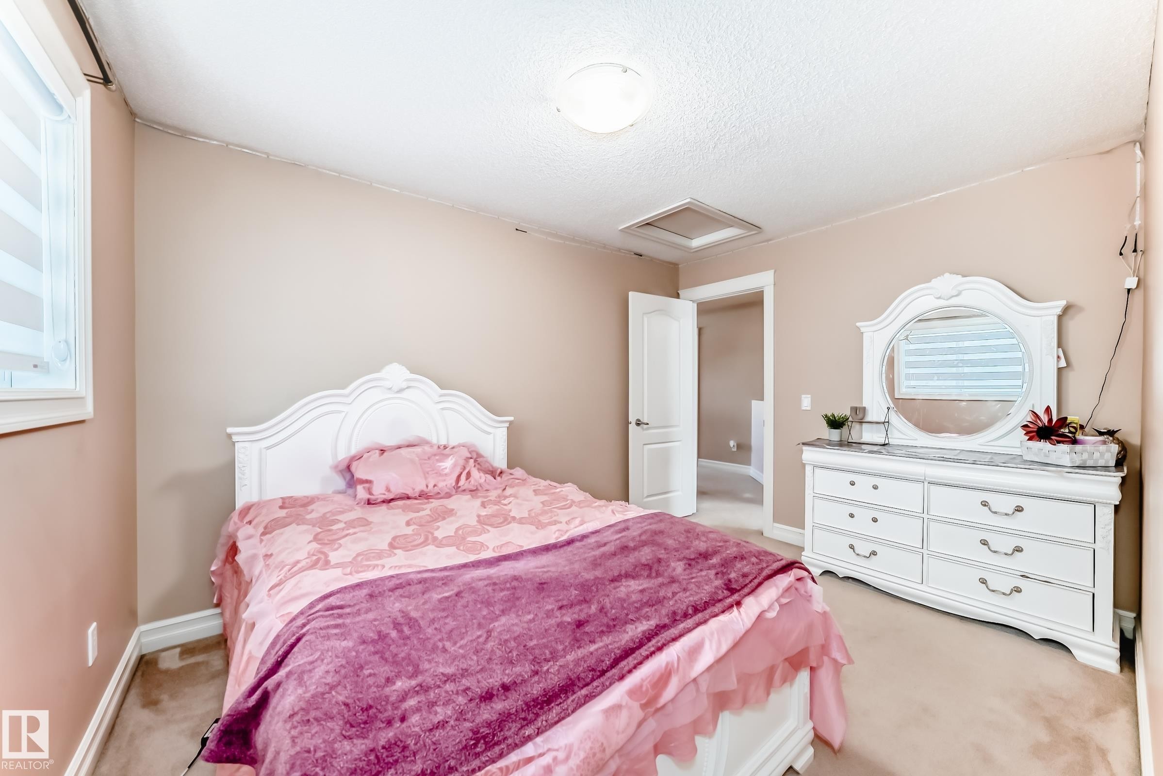 This room features a window with blinds, carpeted flooring, and a ceiling light fixture - 11415 167A Avenue Nw, Edmonton, AB - Indoor Photo Showing Bedroom