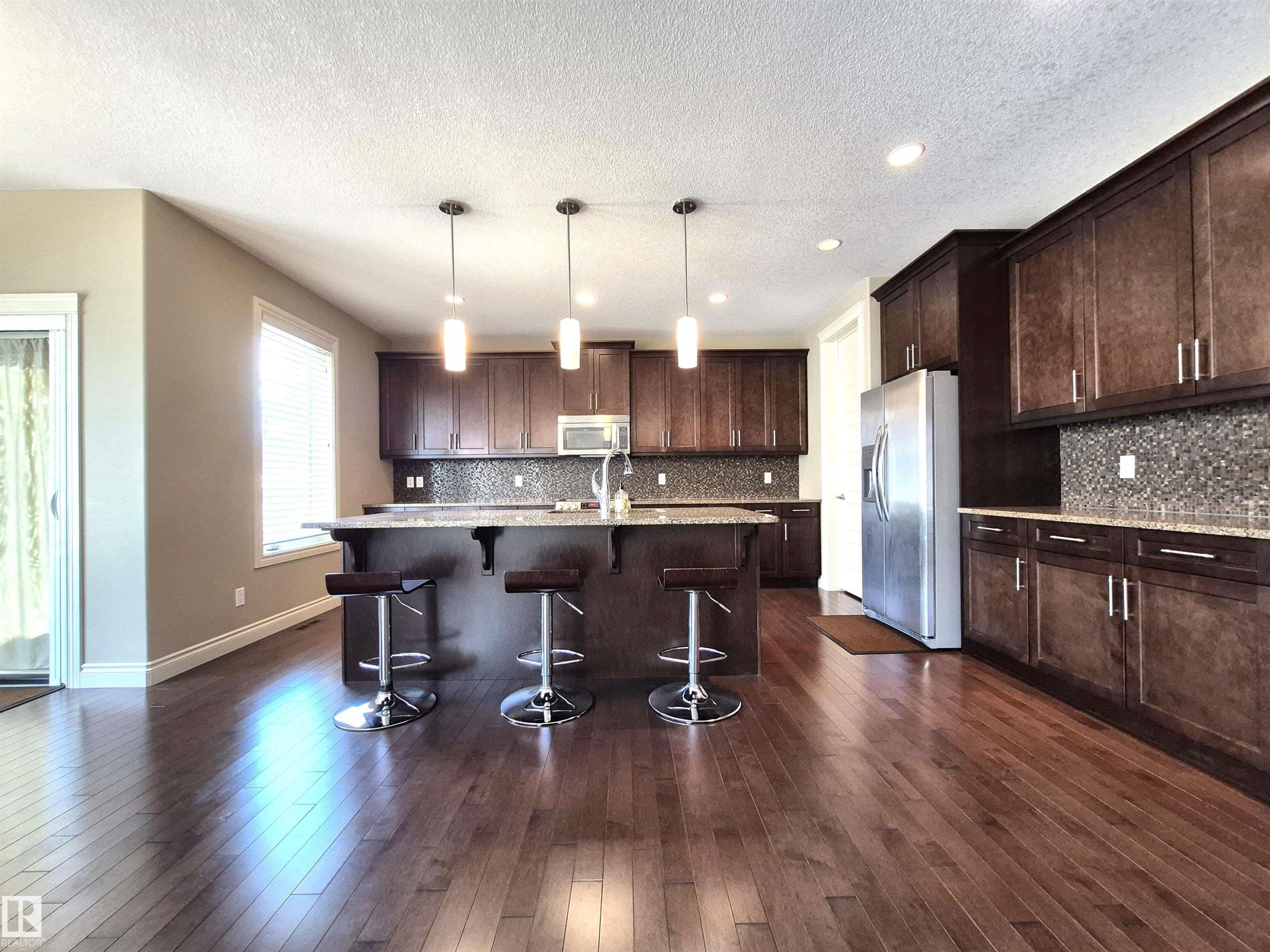 2121 90A Street, Edmonton, AB - Indoor Photo Showing Kitchen With Upgraded Kitchen
