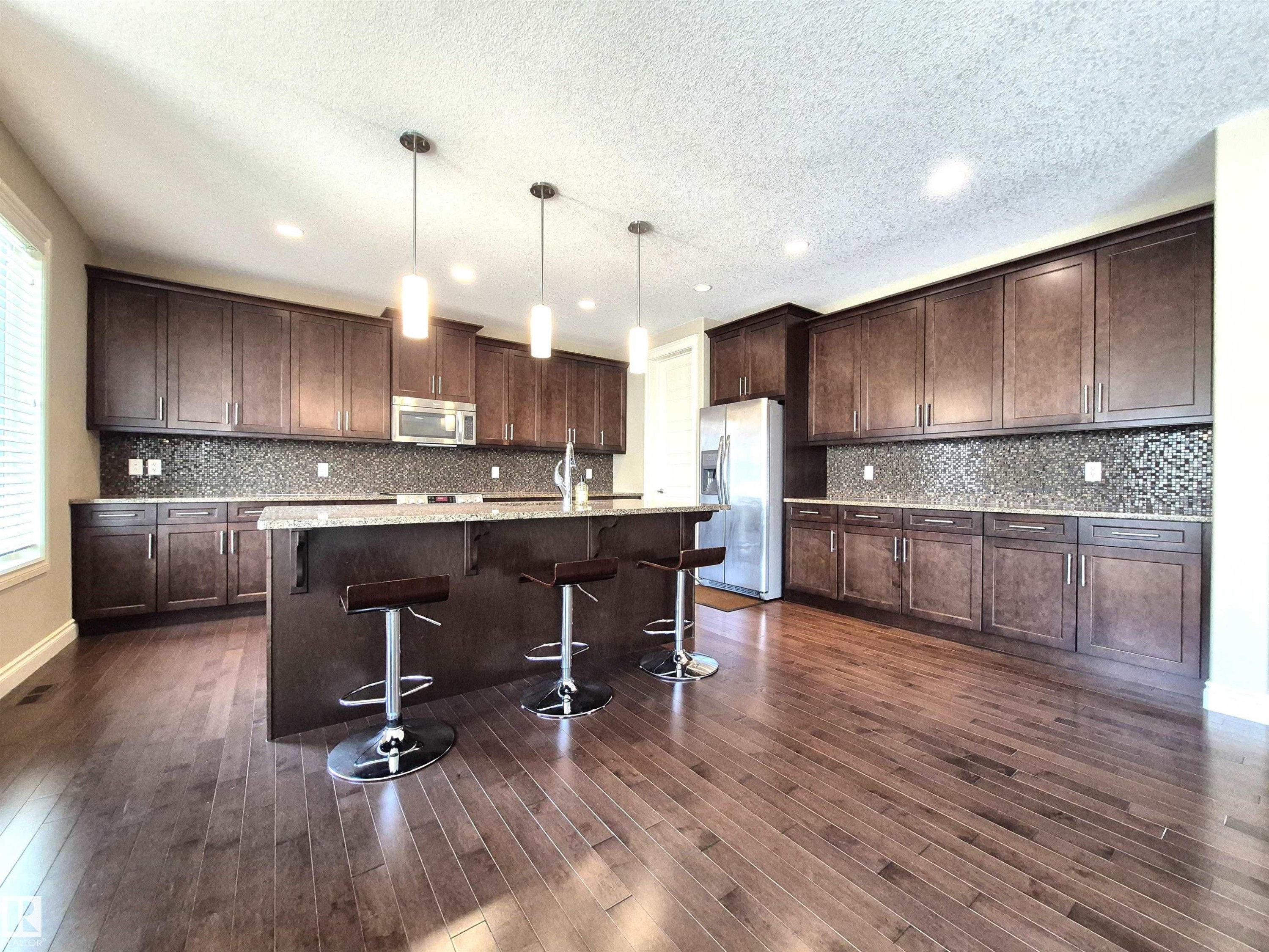 2121 90A Street, Edmonton, AB - Indoor Photo Showing Kitchen With Upgraded Kitchen