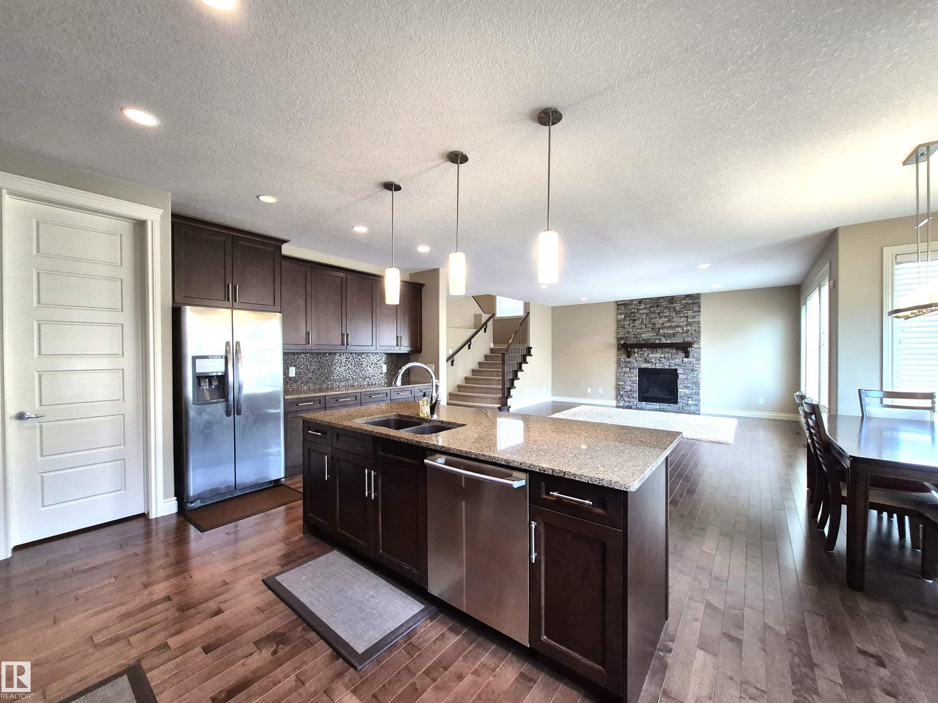 2121 90A Street, Edmonton, AB - Indoor Photo Showing Kitchen With Double Sink With Upgraded Kitchen