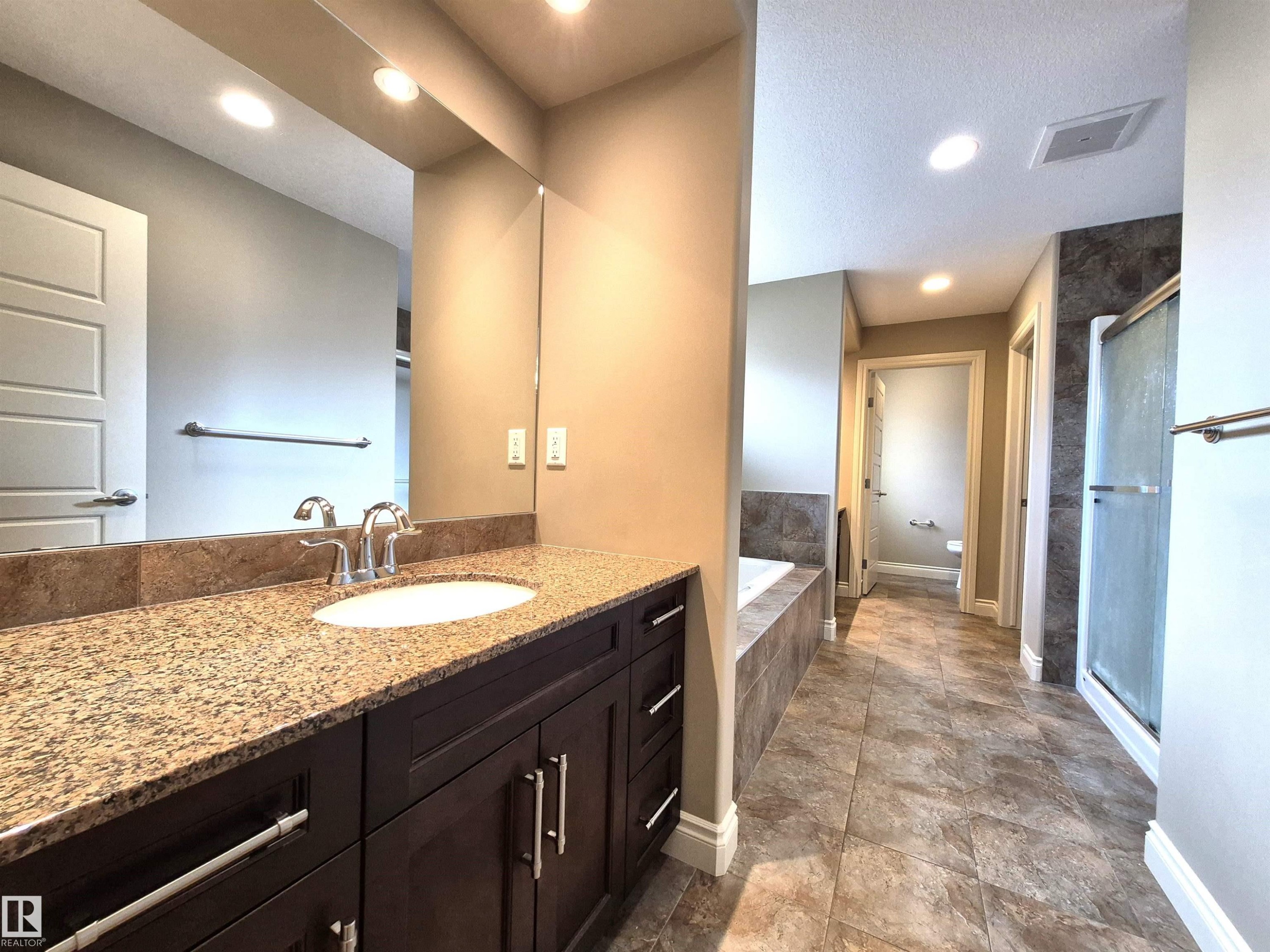 2121 90A Street, Edmonton, AB - Indoor Photo Showing Bathroom