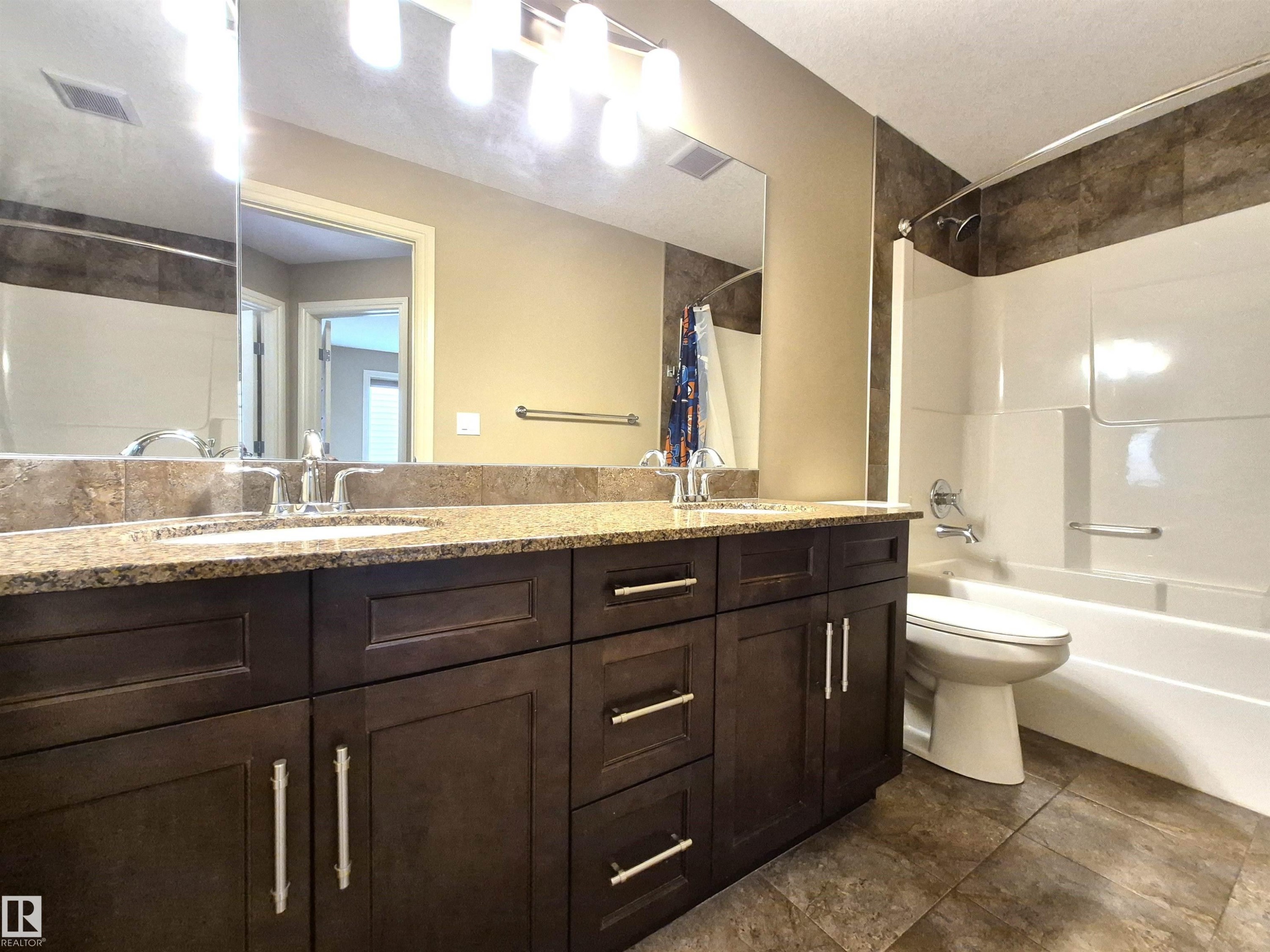 2121 90A Street, Edmonton, AB - Indoor Photo Showing Bathroom