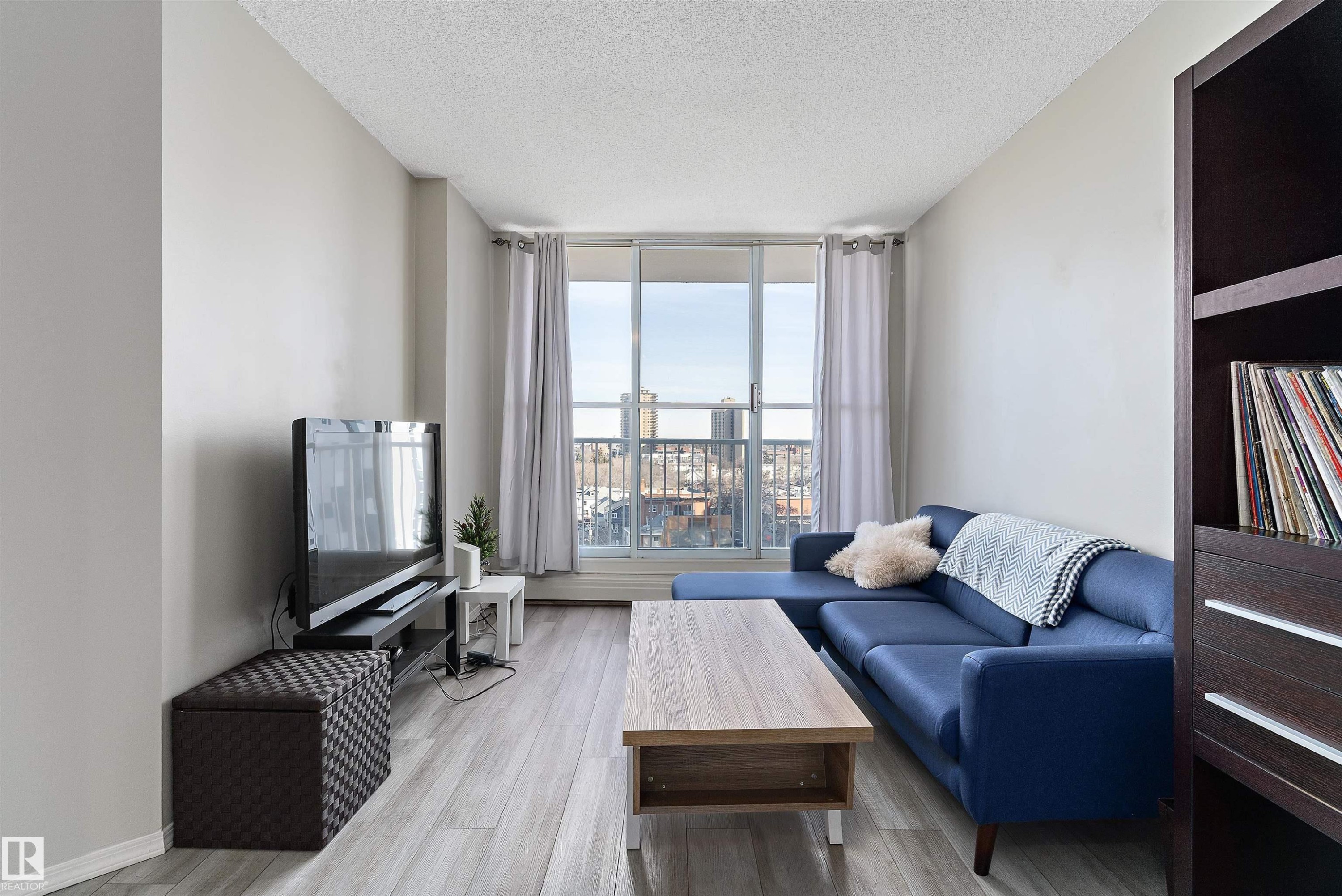 1002 12121 Jasper Avenue, Edmonton, AB - Indoor Photo Showing Living Room