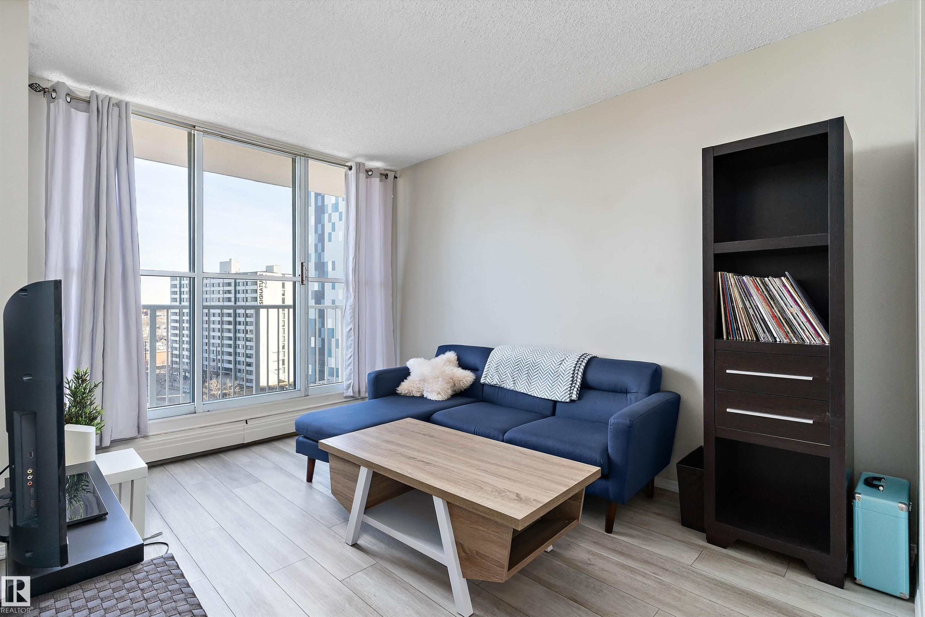 1002 12121 Jasper Avenue, Edmonton, AB - Indoor Photo Showing Living Room
