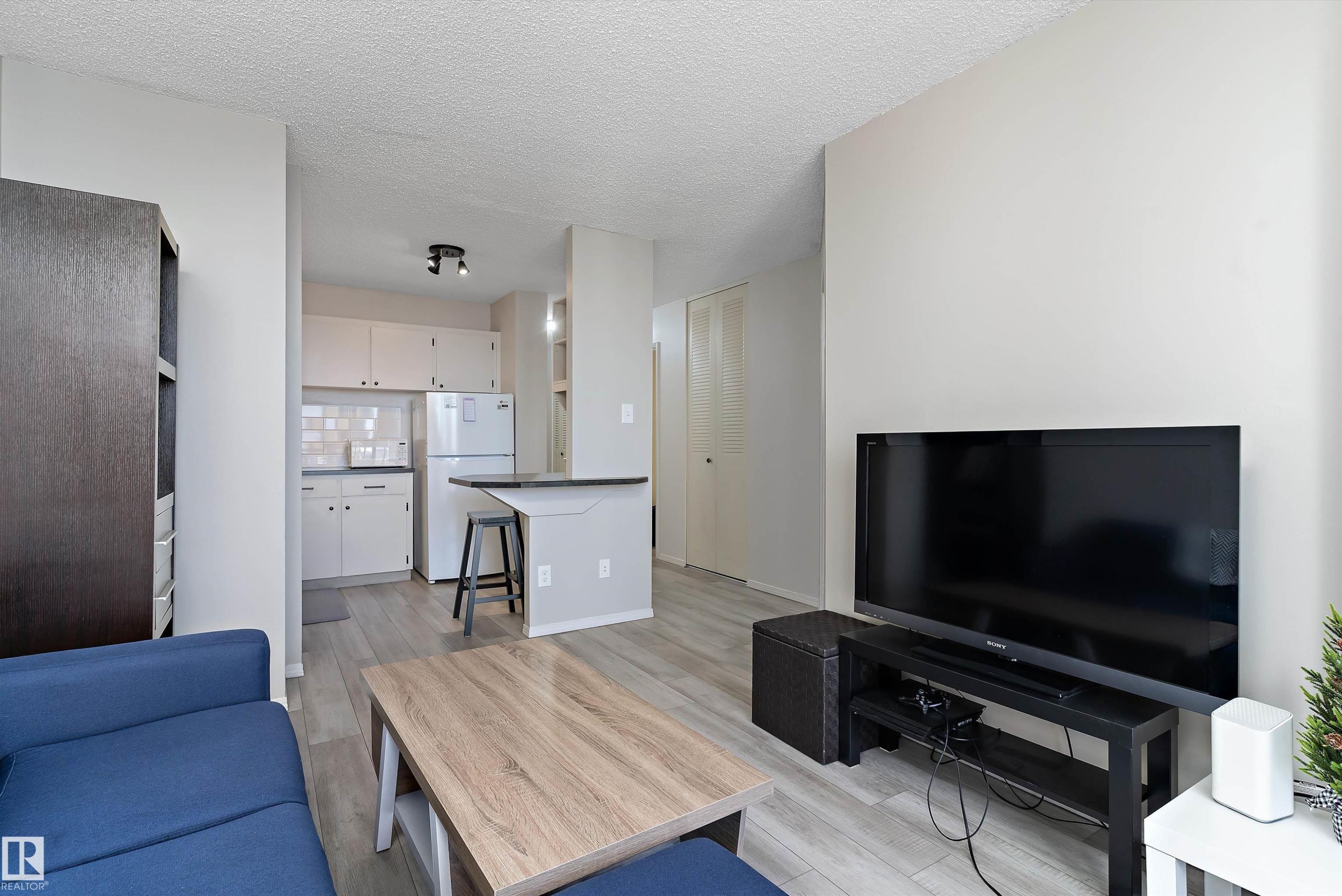 1002 12121 Jasper Avenue, Edmonton, AB - Indoor Photo Showing Living Room