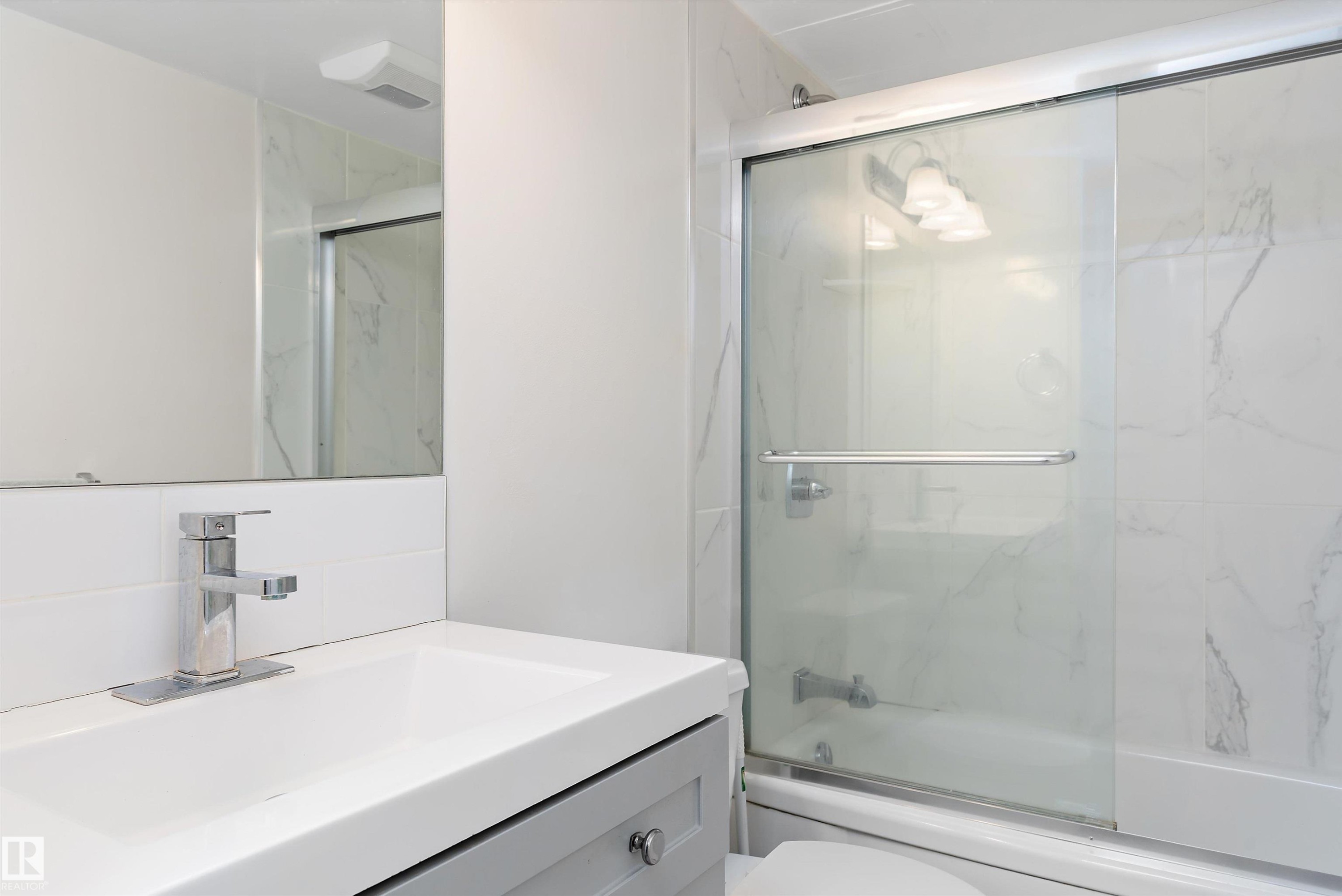 1002 12121 Jasper Avenue, Edmonton, AB - Indoor Photo Showing Bathroom