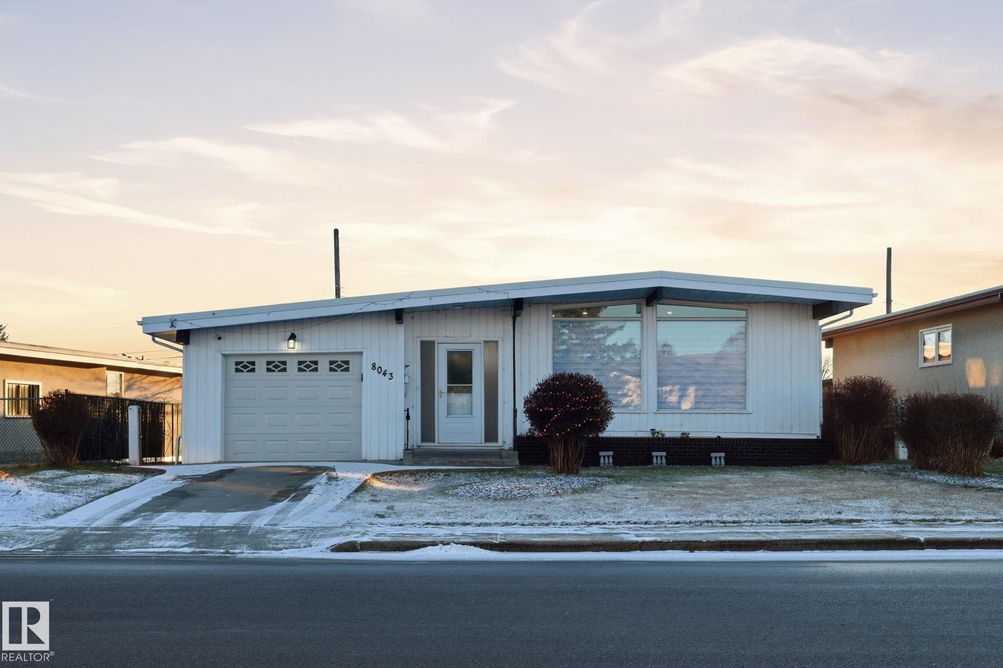 8043 135 Avenue Nw, Edmonton, AB - Outdoor