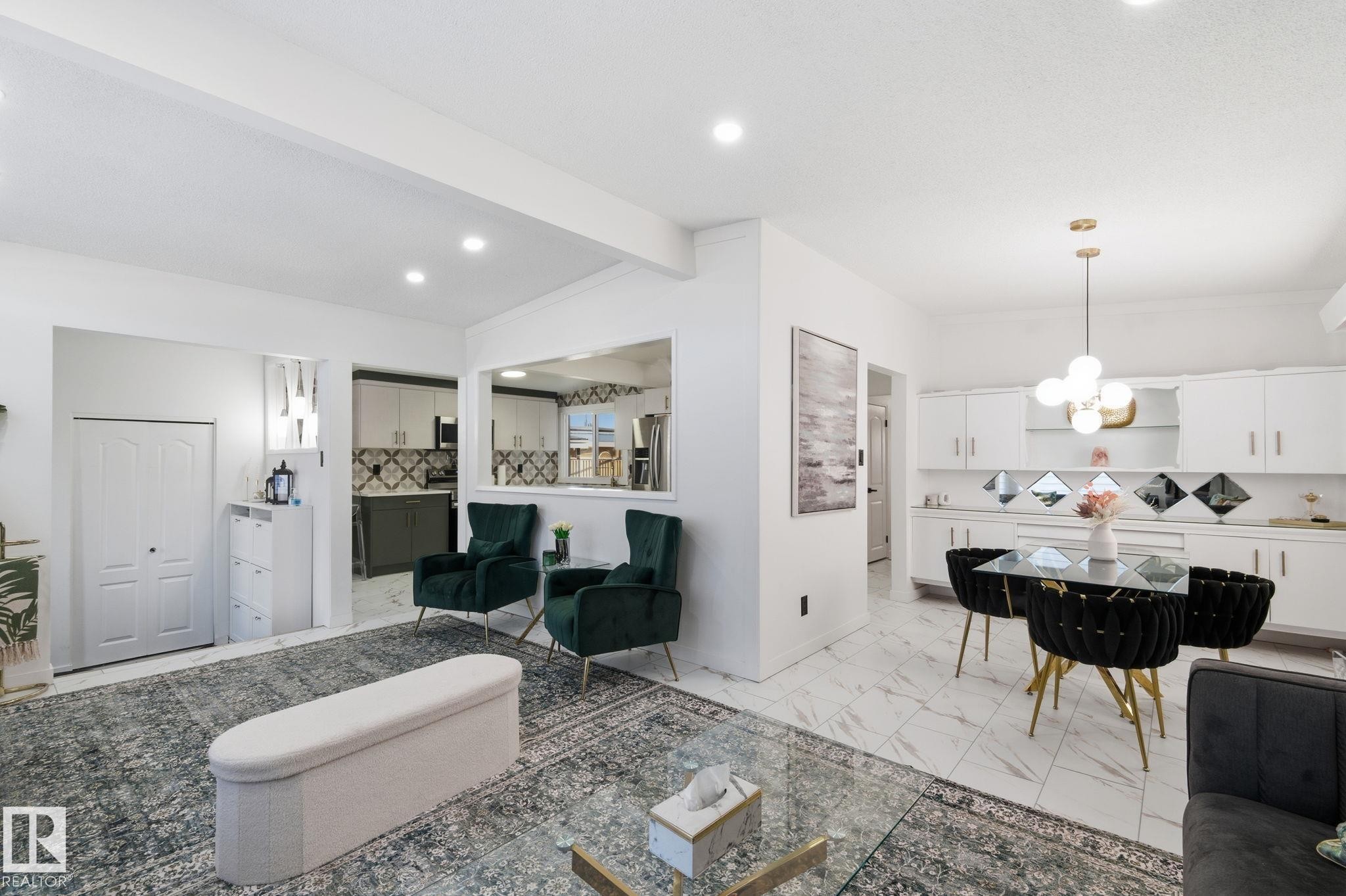 8043 135 Avenue Nw, Edmonton, AB - Indoor