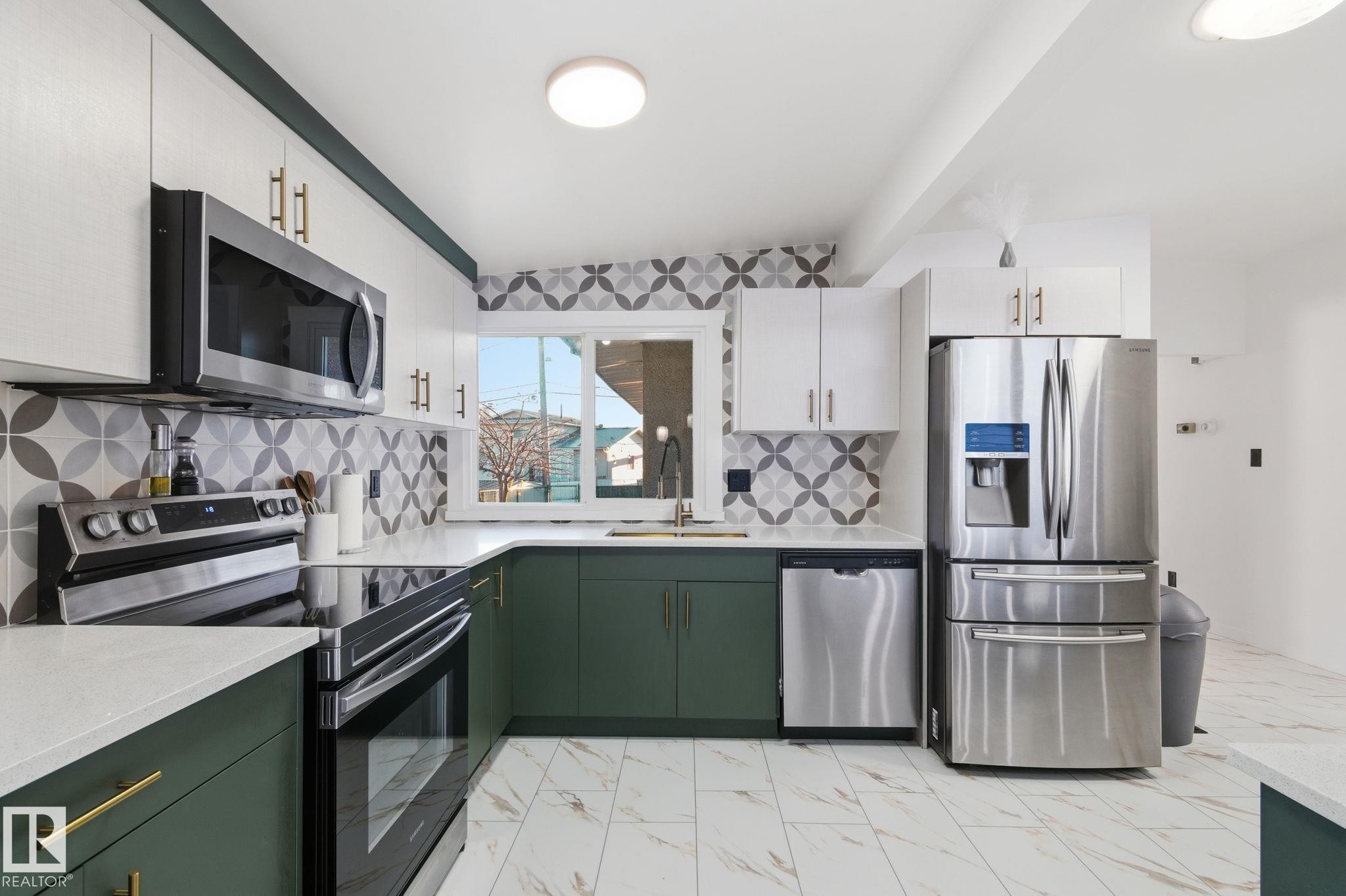 8043 135 Avenue Nw, Edmonton, AB - Indoor Photo Showing Kitchen