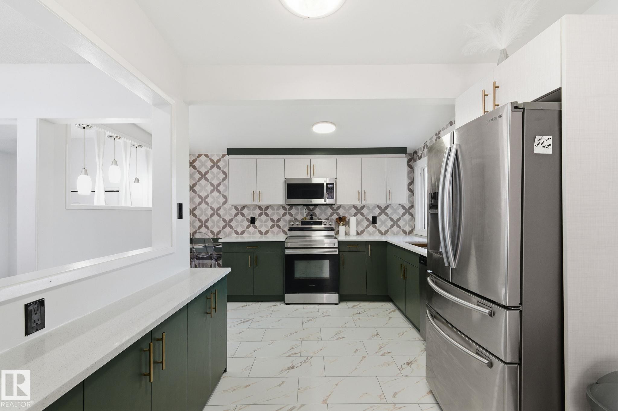 8043 135 Avenue Nw, Edmonton, AB - Indoor Photo Showing Kitchen With Upgraded Kitchen