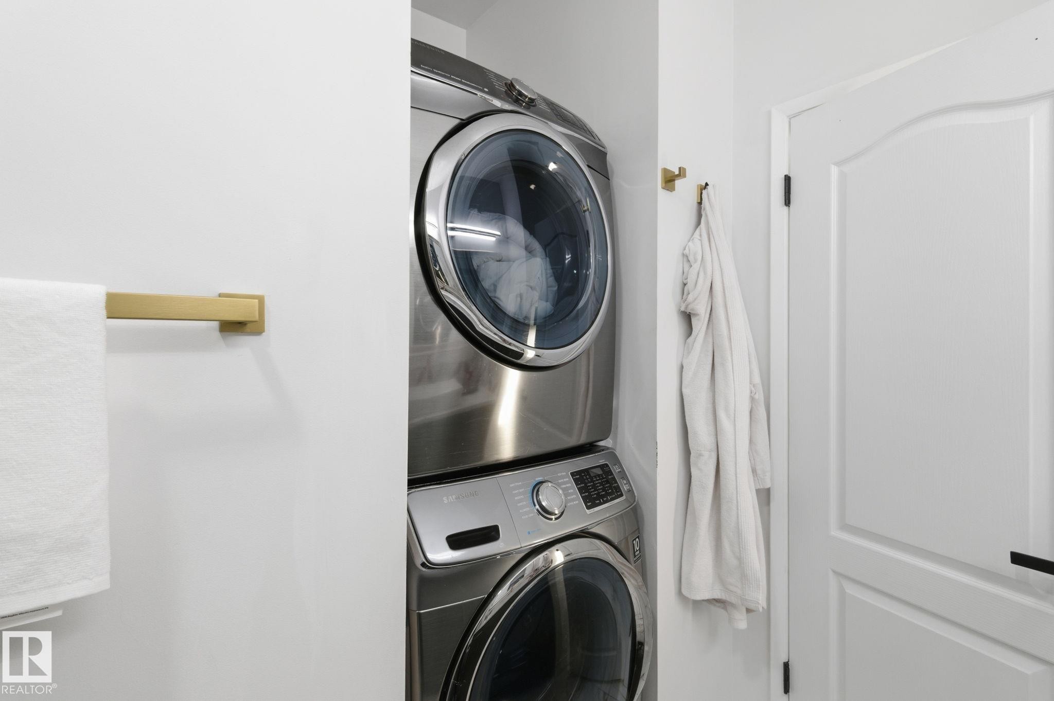 8043 135 Avenue Nw, Edmonton, AB - Indoor Photo Showing Laundry Room